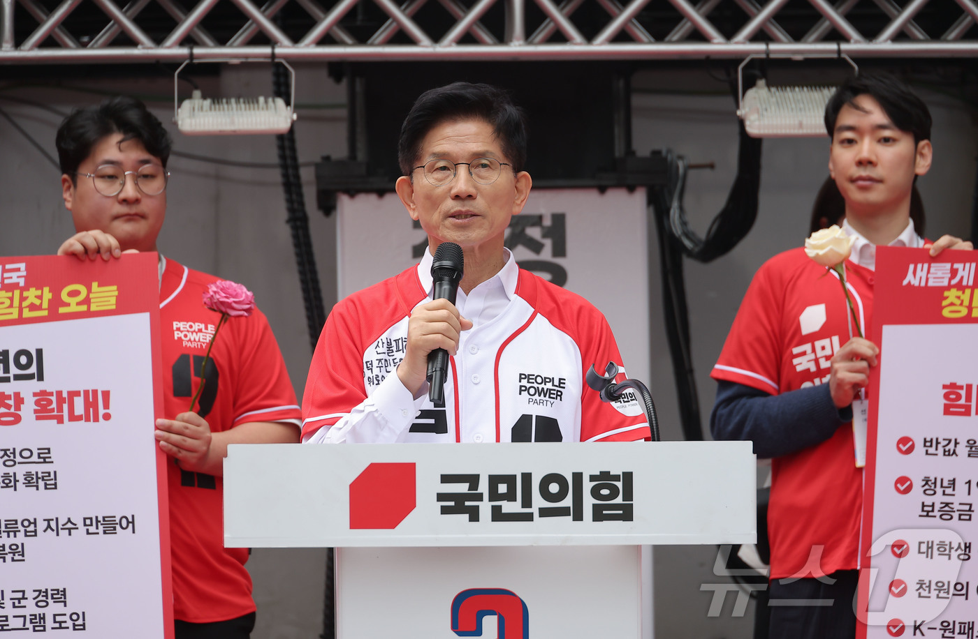(서울=뉴스1) 김민지 기자 = 김문수 국민의힘 대통령 후보가 19일 오전 서울 중구 청계광장 소라탑 앞에서 '청년이 바라는 대한민국' 정책 공약 발표를 하고 있다. (공동취재) …