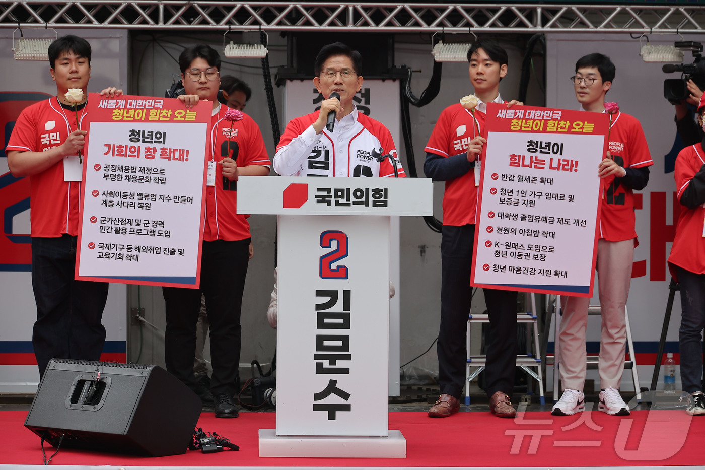(서울=뉴스1) 김민지 기자 = 김문수 국민의힘 대통령 후보가 19일 오전 서울 중구 청계광장 소라탑 앞에서 '청년이 바라는 대한민국' 정책 공약 발표를 하고 있다. (공동취재) …