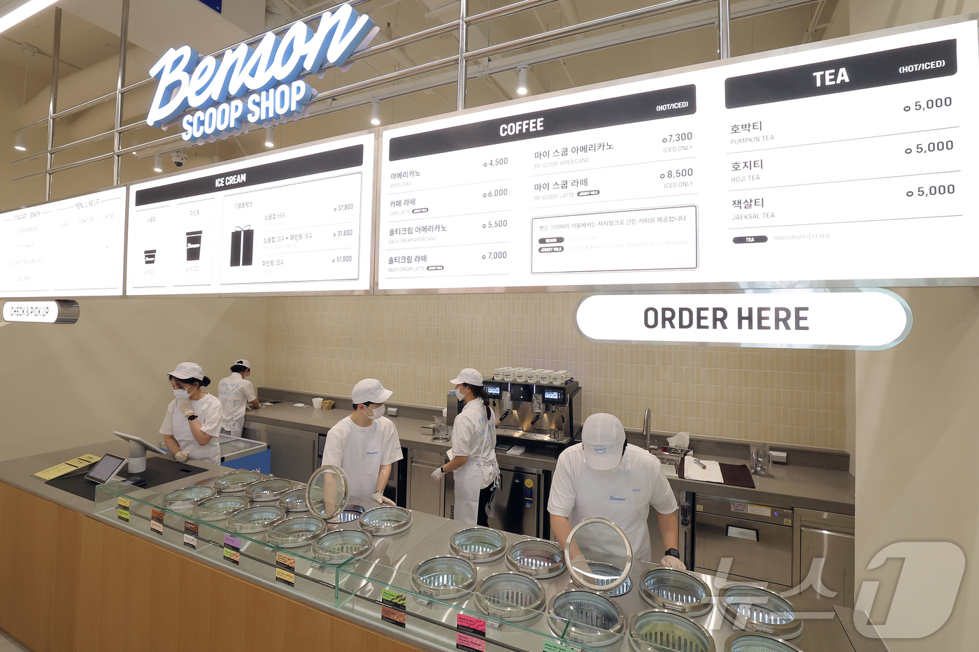 (서울=뉴스1) 박정호 기자 = 19일 서울 강남구 신사동 프리미엄 아이스크림 브랜드 '벤슨'의 플래그십 스토어 1호점 '벤슨 크리머리 서울' 1층 스쿱샵에서 직원들이 오픈 준비를 …