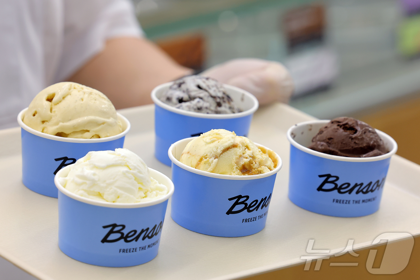 (서울=뉴스1) 박정호 기자 = 19일 서울 강남구 신사동 프리미엄 아이스크림 브랜드 '벤슨'의 플래그십 스토어 1호점 '벤슨 크리머리 서울'에서 관계자가 무료 시식 이벤트를 통해 …
