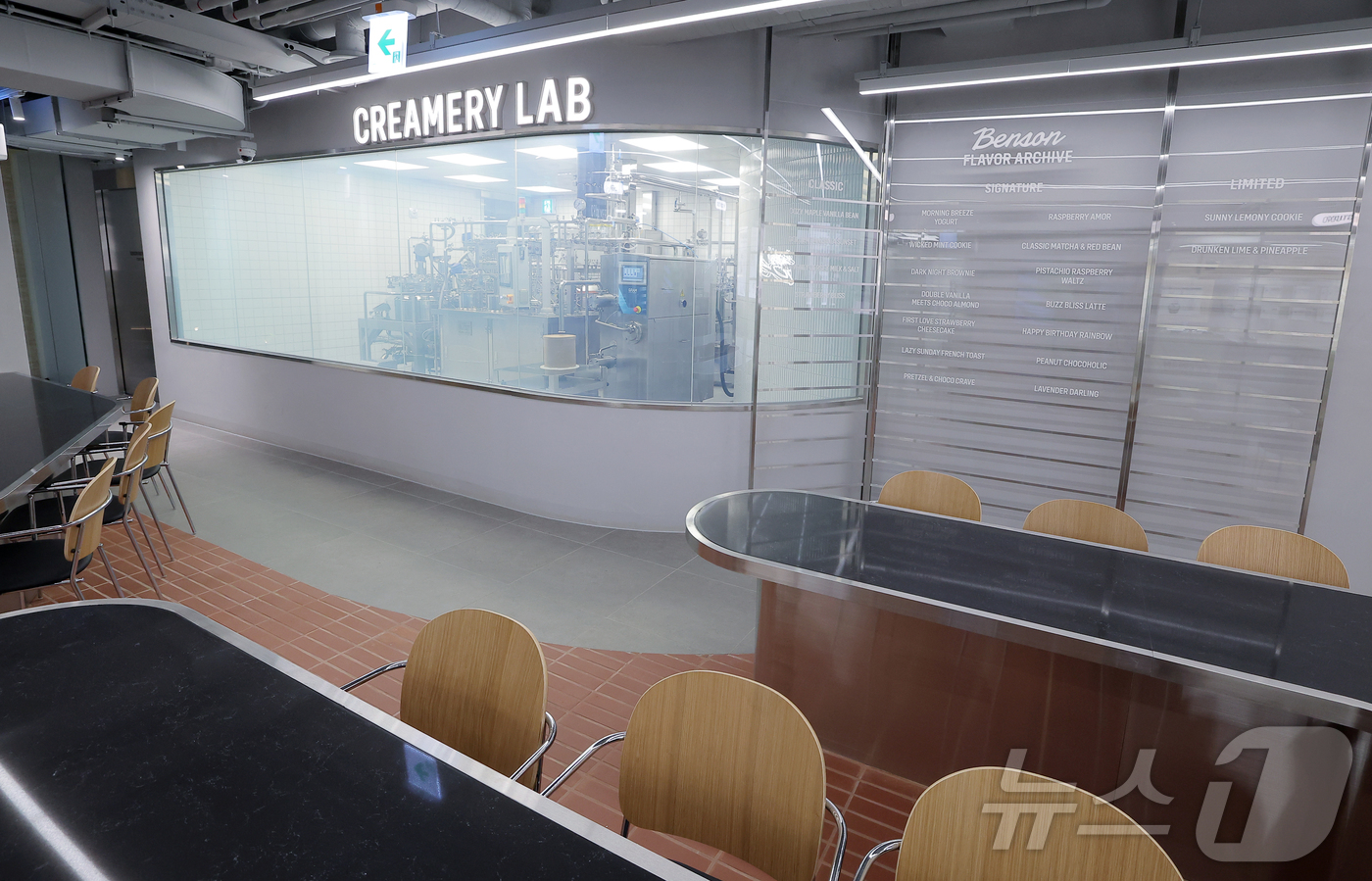 (서울=뉴스1) 박정호 기자 = 19일 서울 강남구 신사동 프리미엄 아이스크림 브랜드 '벤슨'의 플래그십 스토어 1호점 '벤슨 크리머리 서울' 지하1층에 아이스크림 설비와 제조 과 …