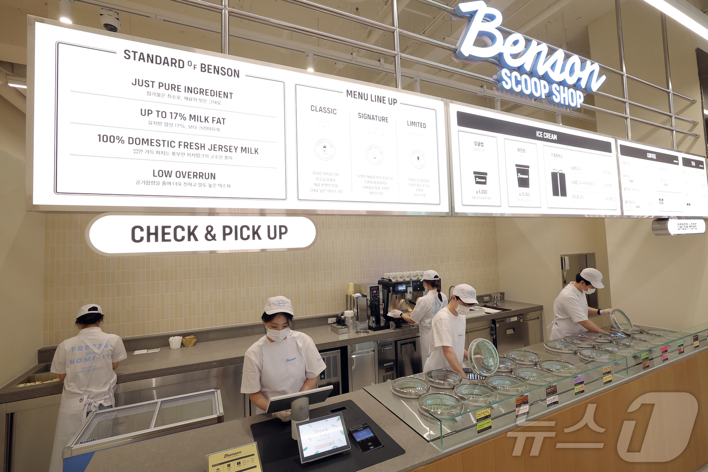 (서울=뉴스1) 박정호 기자 = 19일 서울 강남구 신사동 프리미엄 아이스크림 브랜드 '벤슨'의 플래그십 스토어 1호점 '벤슨 크리머리 서울' 1층 스쿱샵에서 직원들이 오픈 준비를 …