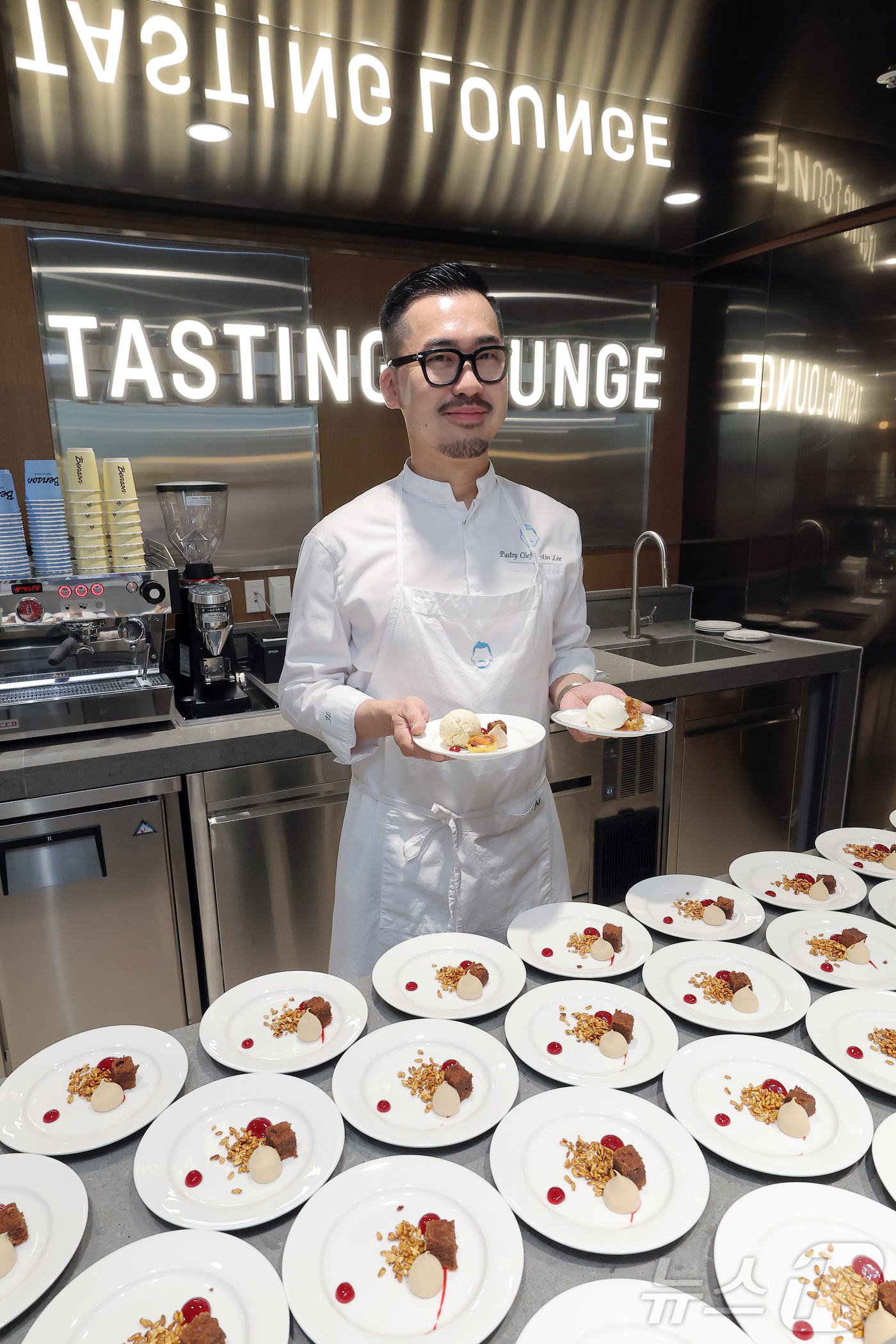 (서울=뉴스1) 박정호 기자 = 저스틴 리 셰프가 19일 서울 강남구 신사동 프리미엄 아이스크림 브랜드 '벤슨'의 플래그십 스토어 1호점 '벤슨 크리머리 서울'에서 열린 신규 론칭 …