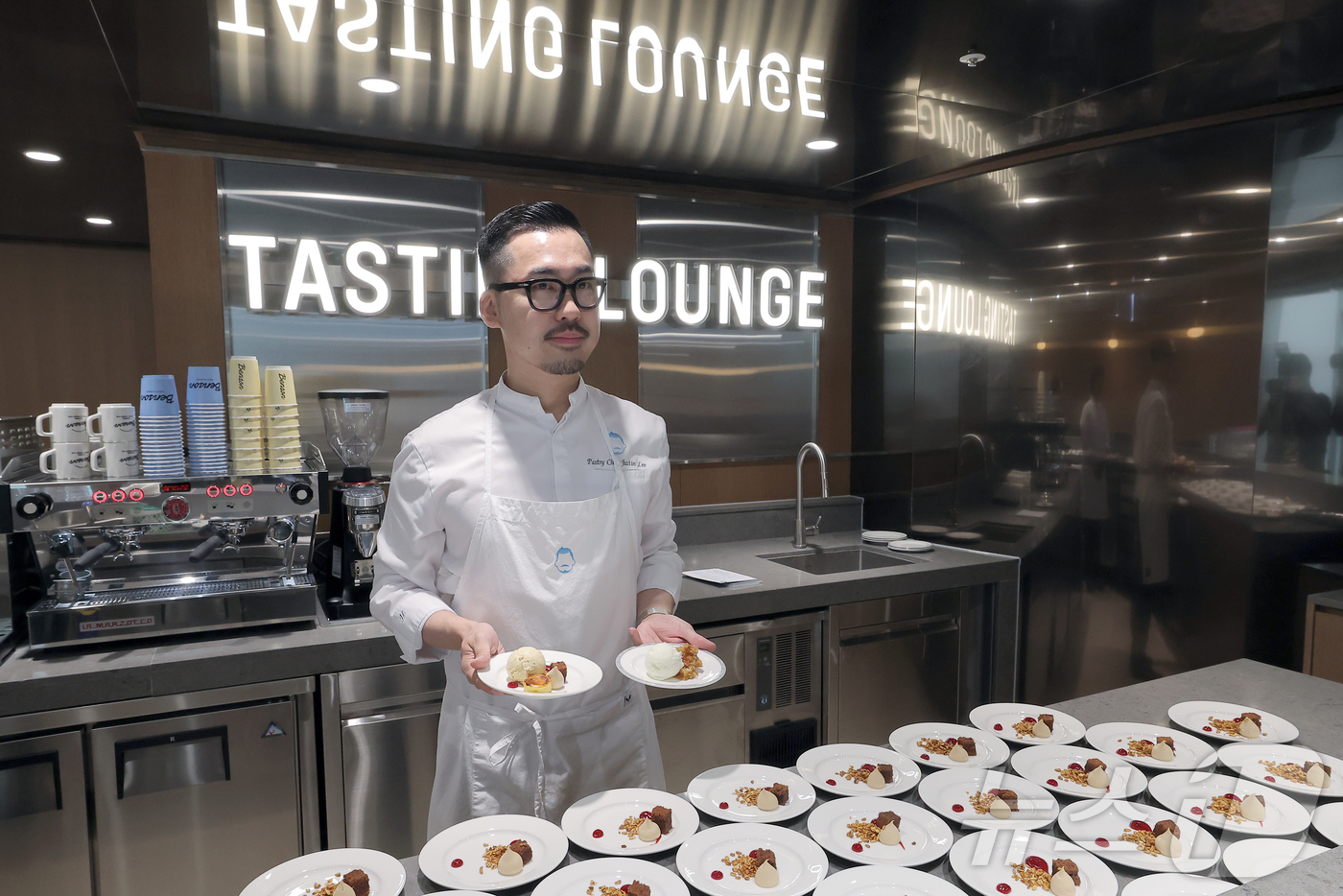 (서울=뉴스1) 박정호 기자 = 저스틴 리 셰프가 19일 서울 강남구 신사동 프리미엄 아이스크림 브랜드 '벤슨'의 플래그십 스토어 1호점 '벤슨 크리머리 서울'에서 열린 신규 론칭 …