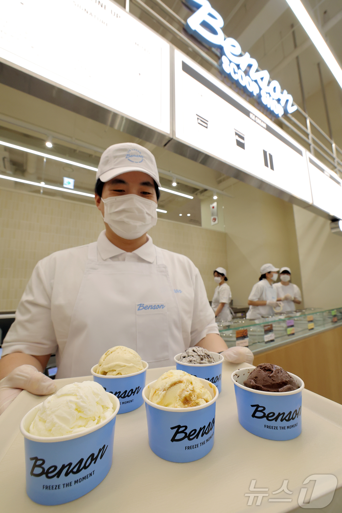 (서울=뉴스1) 박정호 기자 = 19일 서울 강남구 신사동 프리미엄 아이스크림 브랜드 '벤슨'의 플래그십 스토어 1호점 '벤슨 크리머리 서울'에서 관계자가 무료 시식 이벤트를 통해 …