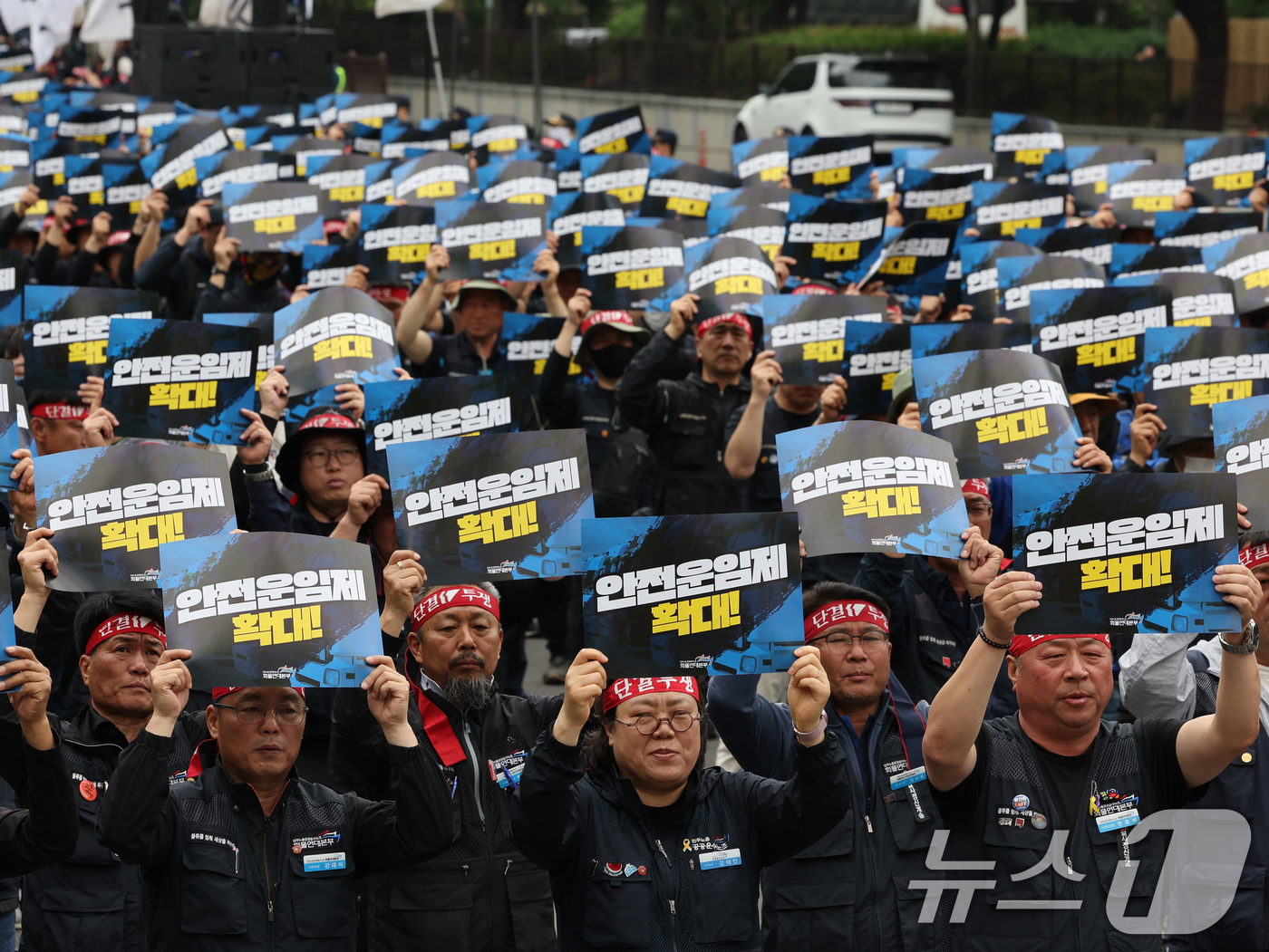 (서울=뉴스1) 황기선 기자 = 민주노총 화물연대본부 조합원들이 19일 오후 서울 영등포구 여의도 국회의사당역 앞에서 열린 '확대간부 결의대회'에서 구호를 외치고 있다. 2025. …