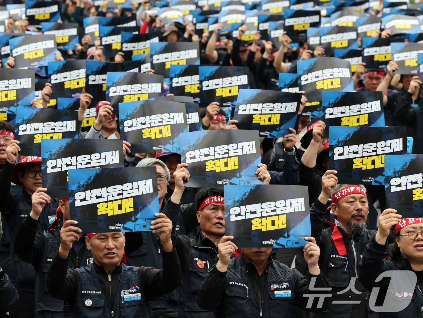 (서울=뉴스1) 황기선 기자 = 민주노총 화물연대본부 조합원들이 19일 오후 서울 영등포구 여의도 국회의사당역 앞에서 열린 '확대간부 결의대회'에서 구호를 외치고 있다. 2025. …