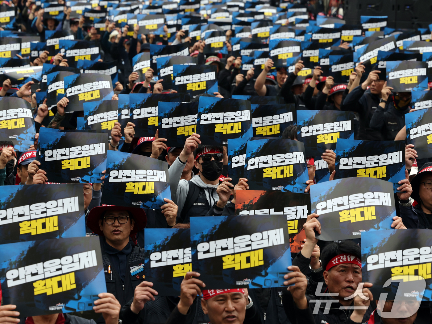 (서울=뉴스1) 황기선 기자 = 민주노총 화물연대본부 조합원들이 19일 오후 서울 영등포구 여의도 국회의사당역 앞에서 열린 '확대간부 결의대회'에서 구호를 외치고 있다. 2025. …