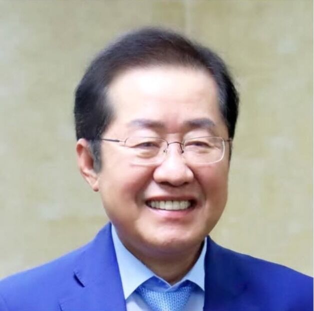 홍준표, 특사단 도착한 날 '파란 넥타이'로 프사 변경…혹 민주당 지지 선언?