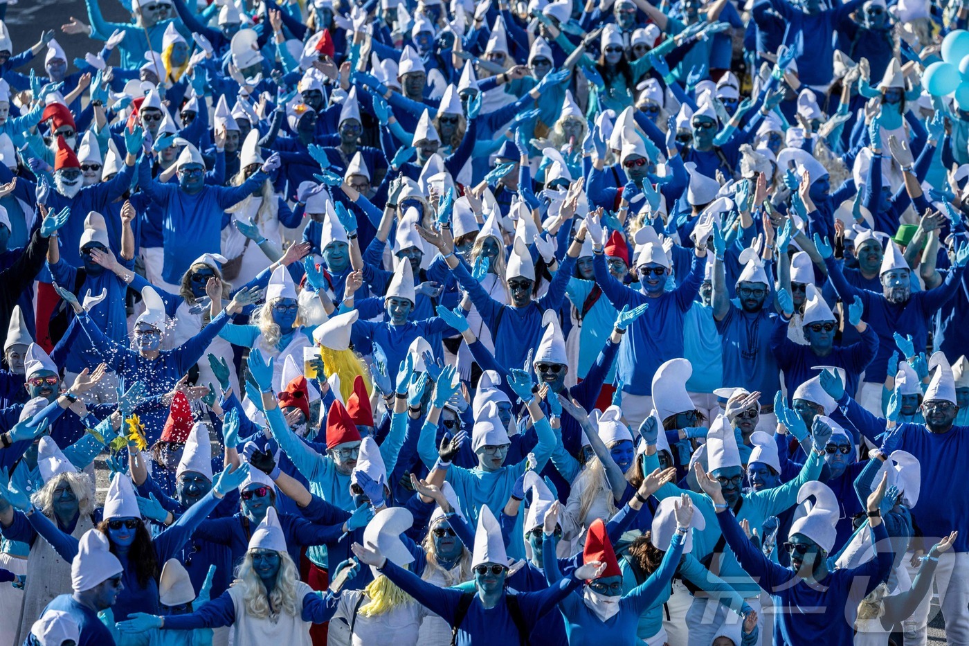 (랑데르노 AFP=뉴스1) 권영미 기자 = 17일(현지시간) 프랑스 서부 랑데르노에서 스머프 의상을 입은 참가자들이 세계 최대 스머프 모임 기록을 깨기 위한 행사에 참여하고 있다. …