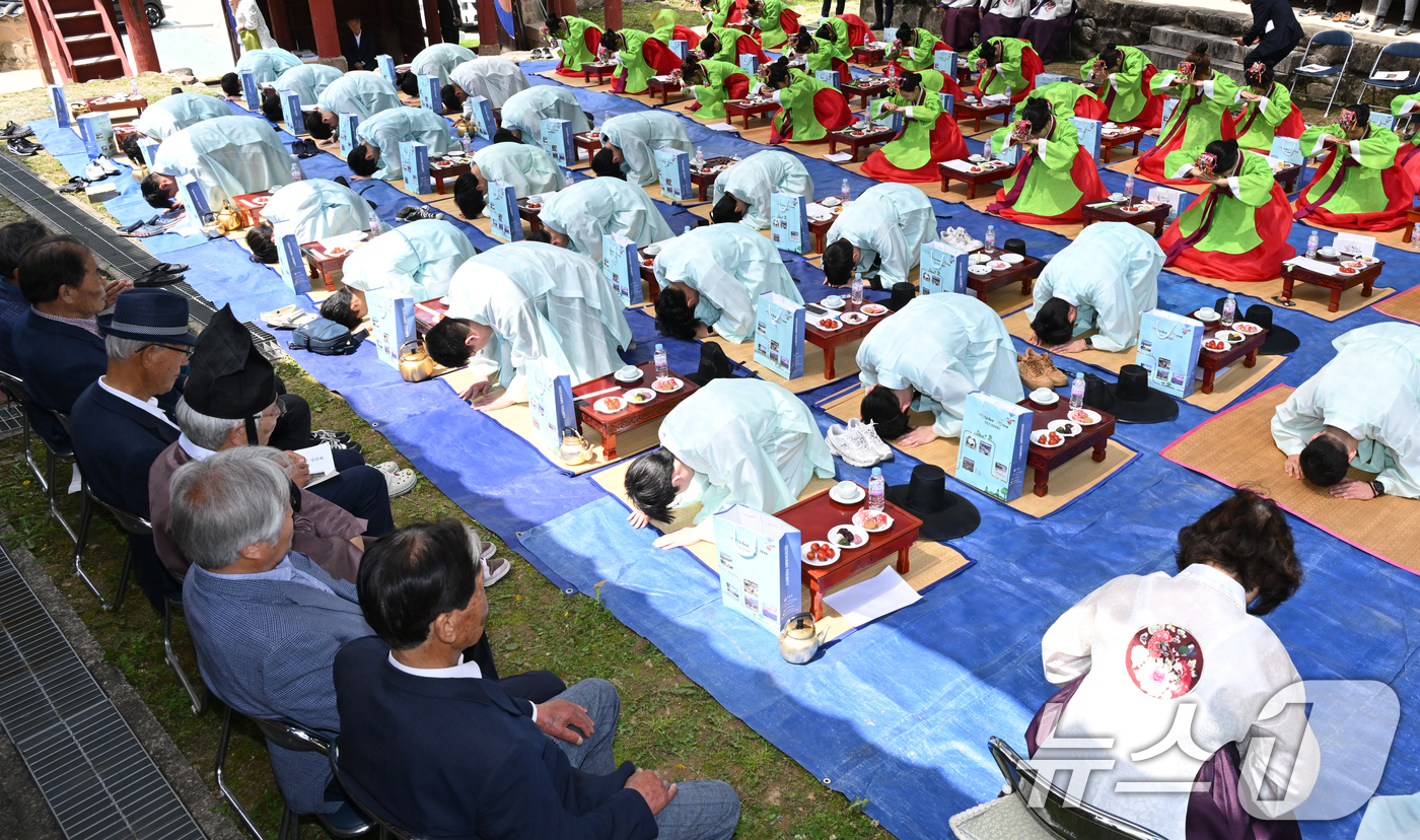 (서울=뉴스1) = 19일 경남 거창군 거창읍 거창향고 명륜당 앞뜰에서 성년의 날을 맞아 올해 만19세로 성년이 되는 경남도립거창대학, 한국승강기대학교 학생 50명을 대상으로 전통 …