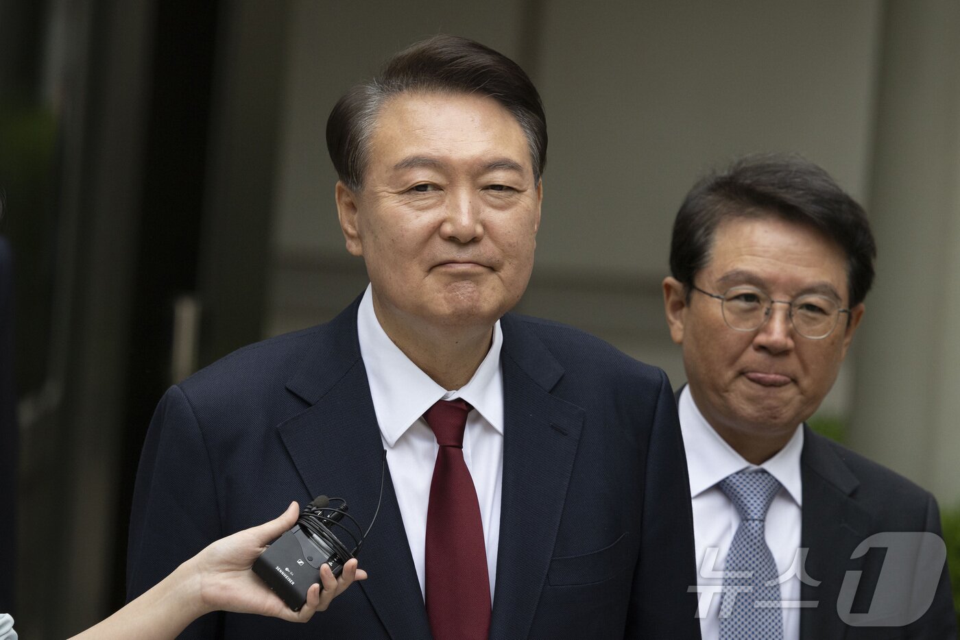 본문 이미지 - 윤석열 전 대통령이 19일 정오 서울 서초구 중앙지방법원에서 열린 내란 우두머리 혐의, 직권남용 권리행사방해 혐의 사건 4차 공판의 오전 재판 종료 후 점심 식사를 위해 나서며 취재진의 질문을 받고 있다. 2025.5.19/뉴스1 ⓒ News1 사진공동취재단