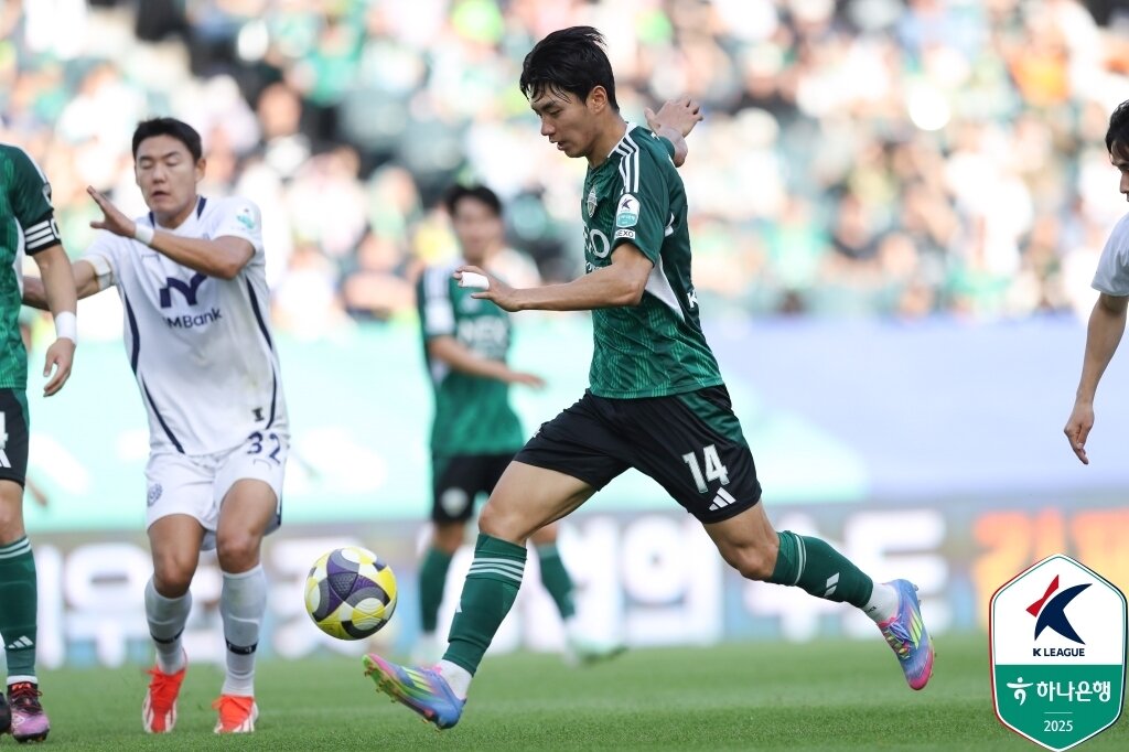 본문 이미지 - 활동량도 많고 이타적인 플레이를 펼치는데 필요할 때는 꼬박꼬박 골도 넣고 있다. 전북현대의 새로운 복덩이다. (한국프로축구연맹 제공)