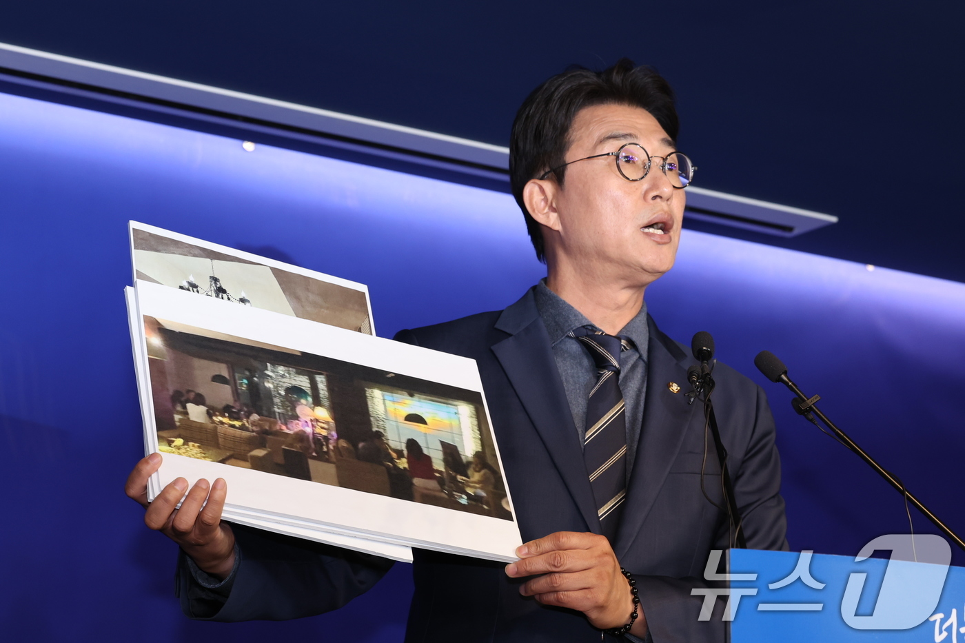 (서울=뉴스1) 이재명 기자 = 노종면 더불어민주당 선거대책위 대변인이 19일 오후 서울 여의도 더불어민주당사에서 기자회견을 열고 지귀연 서울중앙지법 부장판사 룸살롱 출입 증거 사 …