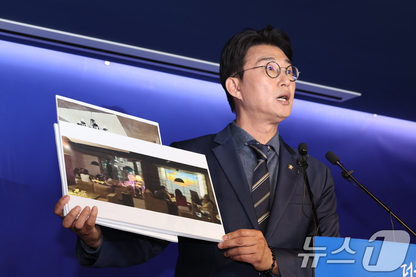 본문 이미지 - 국회 과학기술정보방송통신위원회 소속 노종면 더불어민주당 의원이 19일 오후 서울 여의도 더불어민주당사에서 기자회견을 열고 지귀연 서울중앙지법 부장판사 룸살롱 출입 증거 사진을 공개하고 있다.2025.5.19/뉴스1 ⓒ News1 이재명 기자