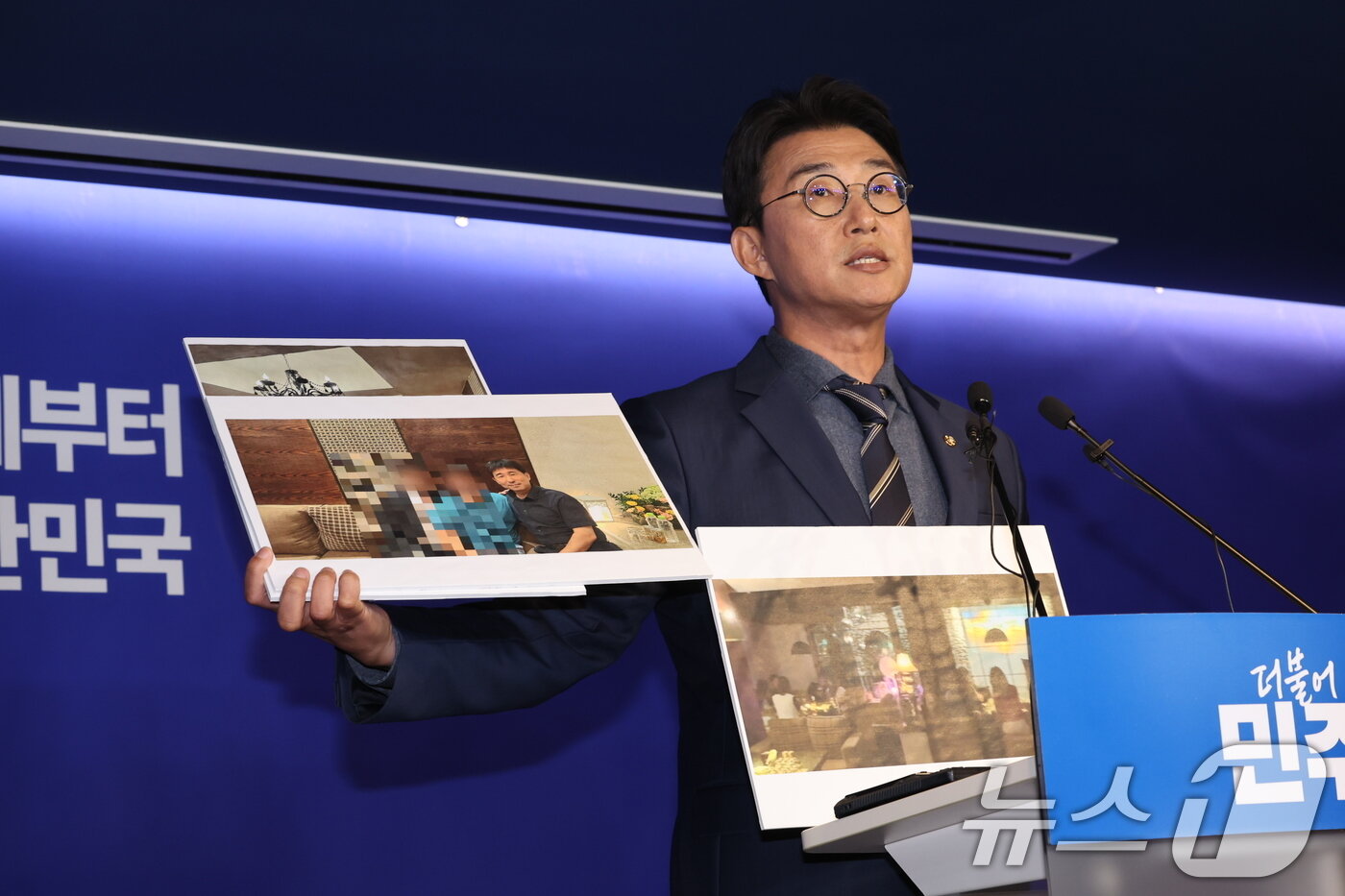 본문 이미지 - 국회 과학기술정보방송통신위원회 소속 노종면 더불어민주당 의원이 19일 오후 서울 여의도 더불어민주당사에서 기자회견을 열고 지귀연 서울중앙지법 부장판사 룸살롱 출입 증거 사진을 공개하고 있다. 2025.5.19/뉴스1 ⓒ News1 이재명 기자
