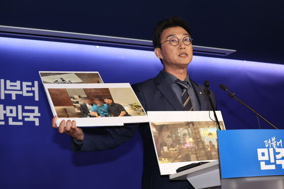 [속보] 민주, 지귀연 의혹 사진 공개…"룸살롱서 삼겹살 먹나"
