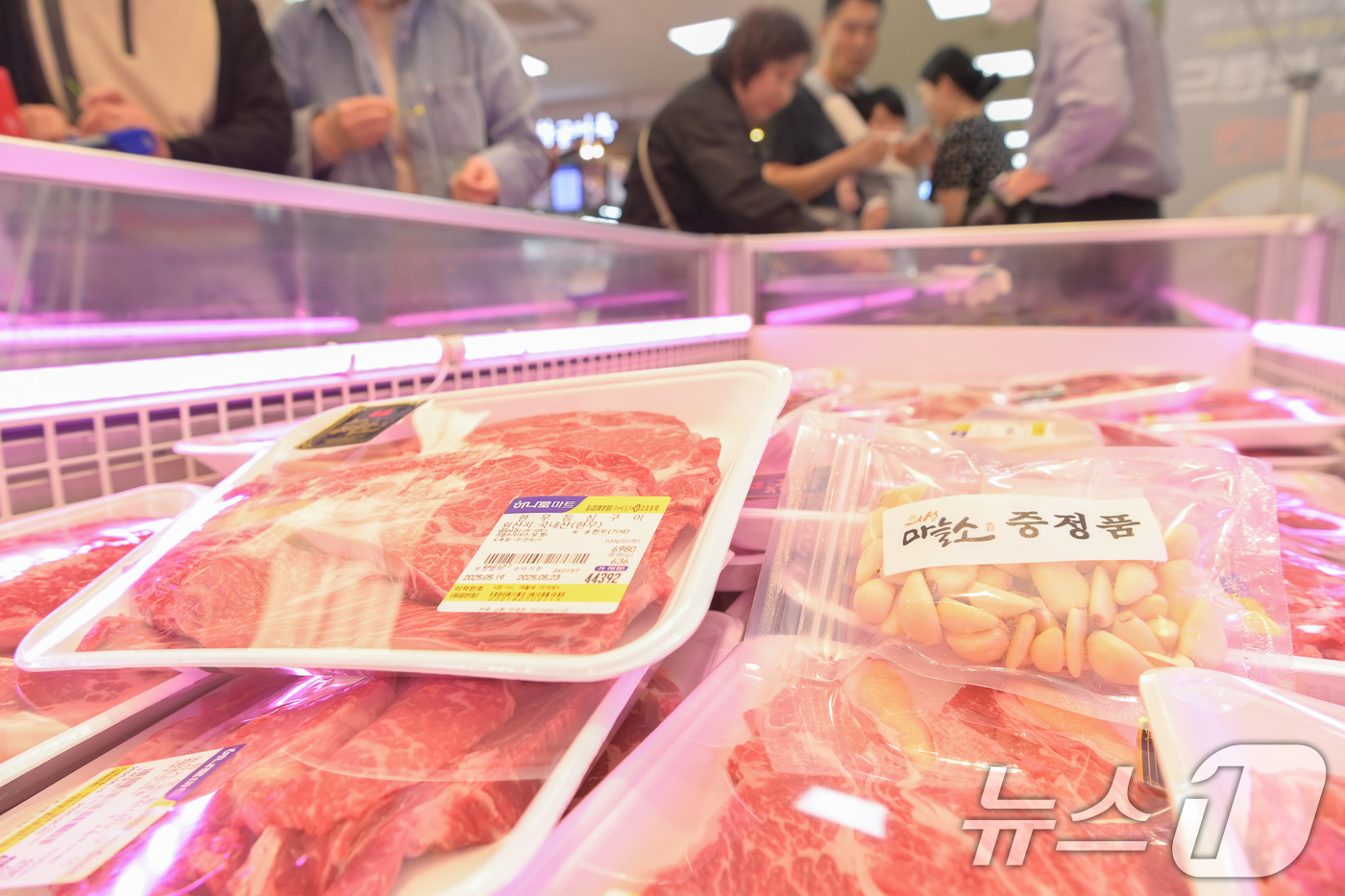 (서울=뉴스1) = 농식품 전문 매장 하나로마트를 운영하는 농협유통은 의성군 대표 한우 브랜드인 '의성 마늘소' 판매 촉진 행사를 오는 28일까지 진행한다고 19일 밝혔다.19일 …