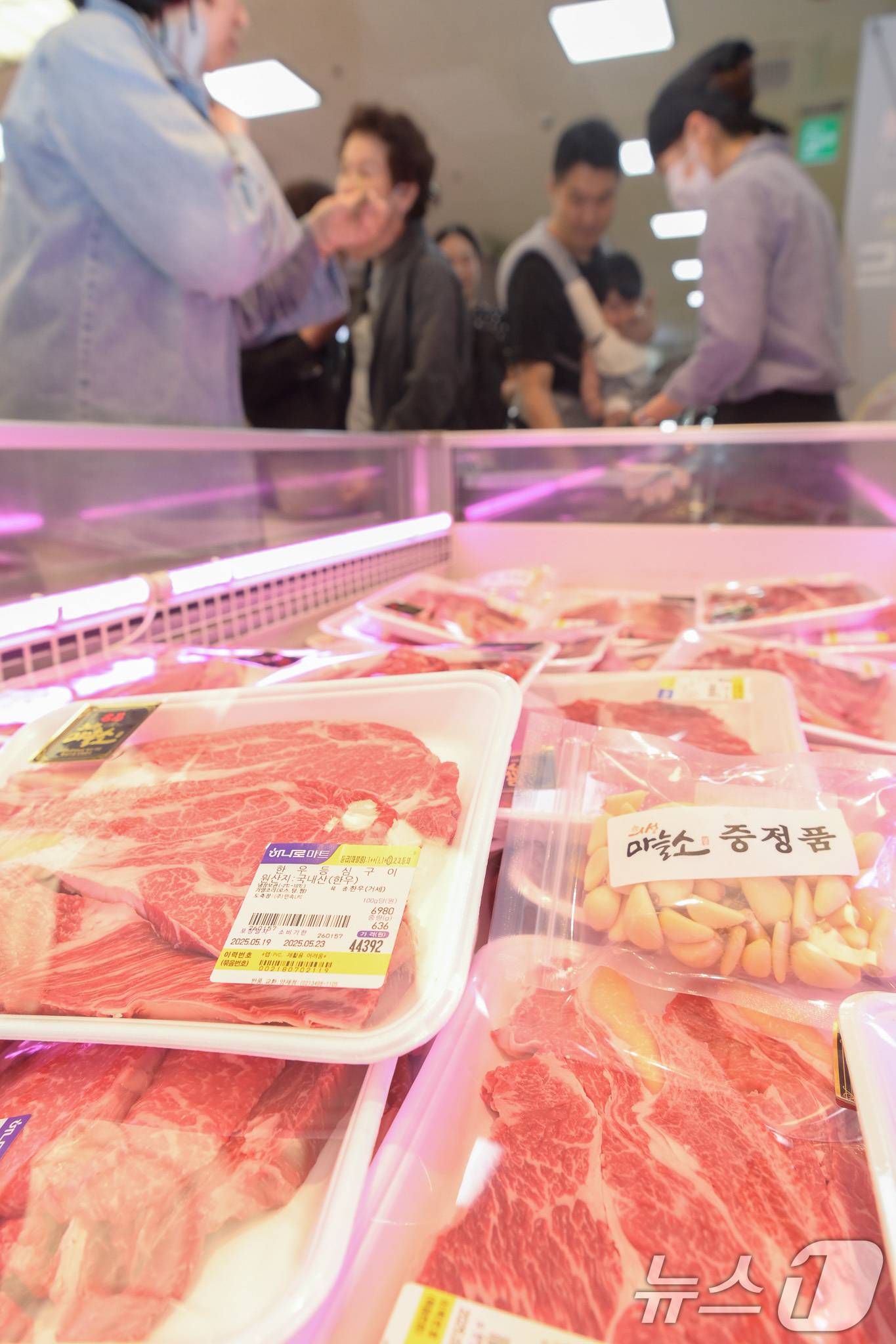 (서울=뉴스1) = 농식품 전문 매장 하나로마트를 운영하는 농협유통은 의성군 대표 한우 브랜드인 '의성 마늘소' 판매 촉진 행사를 오는 28일까지 진행한다고 19일 밝혔다.19일 …