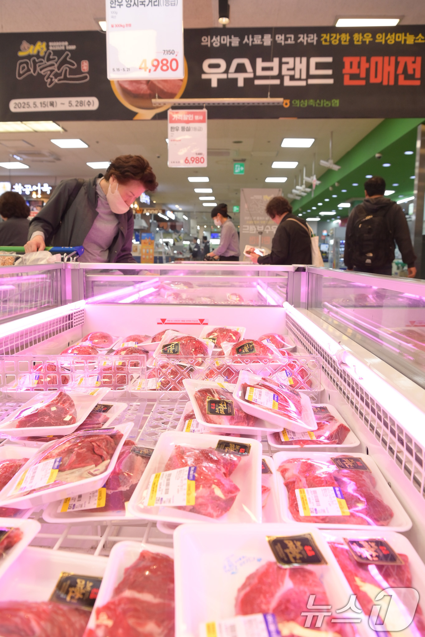 (서울=뉴스1) = 농식품 전문 매장 하나로마트를 운영하는 농협유통은 의성군 대표 한우 브랜드인 '의성 마늘소' 판매 촉진 행사를 오는 28일까지 진행한다고 19일 밝혔다.19일 …