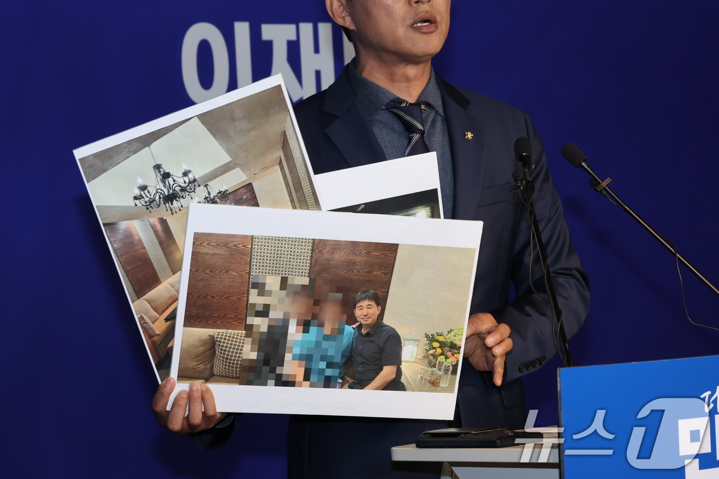 (서울=뉴스1) 이재명 기자 = 노종면 더불어민주당 선거대책위 대변인이 19일 오후 서울 여의도 더불어민주당사에서 기자회견을 열고 지귀연 서울중앙지법 부장판사 룸살롱 출입 증거 사 …