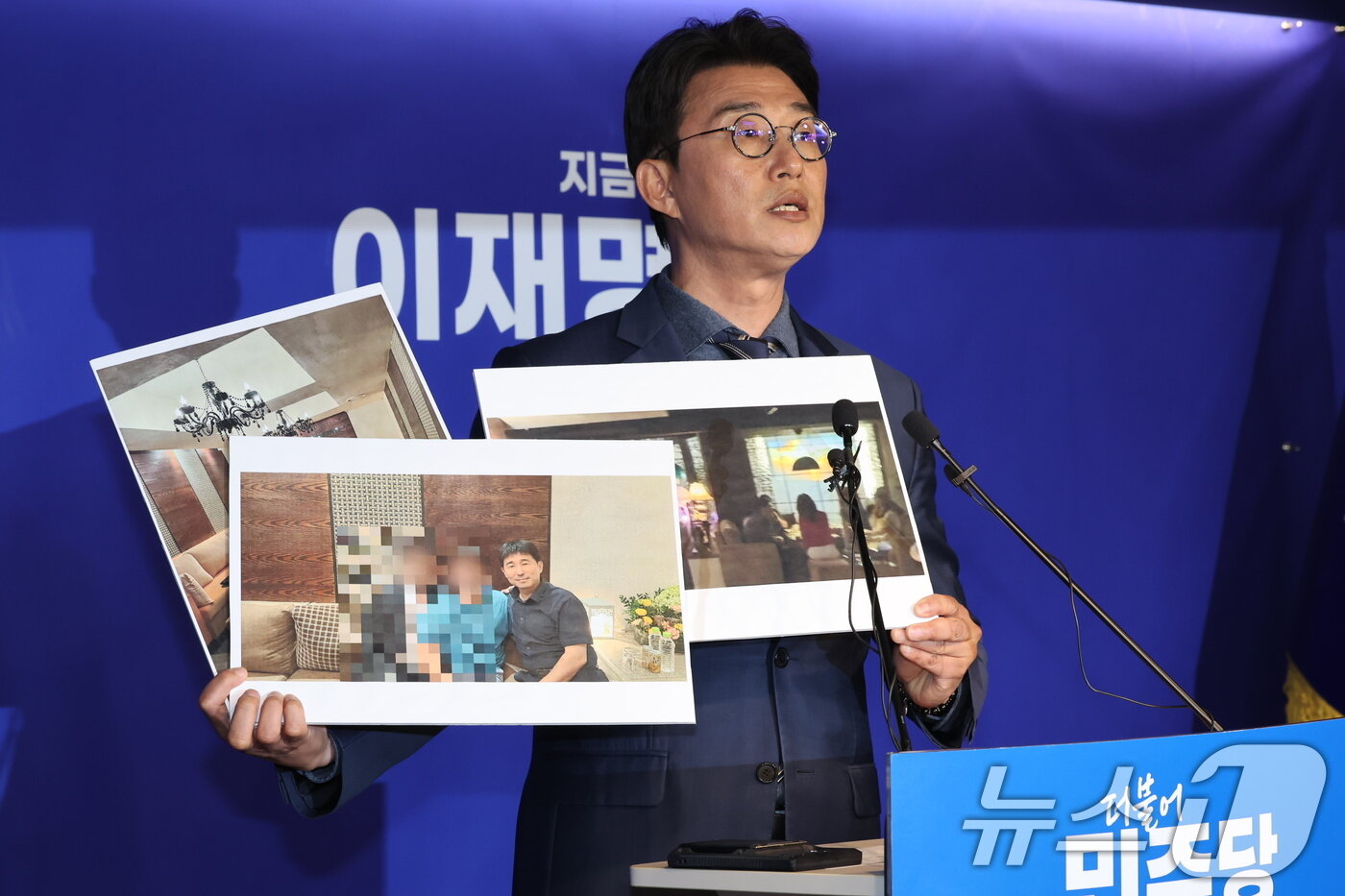본문 이미지 - 노종면 더불어민주당 선거대책위 대변인이 19일 오후 서울 여의도 더불어민주당사에서 기자회견을 열고 지귀연 서울중앙지법 부장판사 룸살롱 출입 증거 사진을 공개하고 있다. 2025.5.19/뉴스1 ⓒ News1 이재명 기자