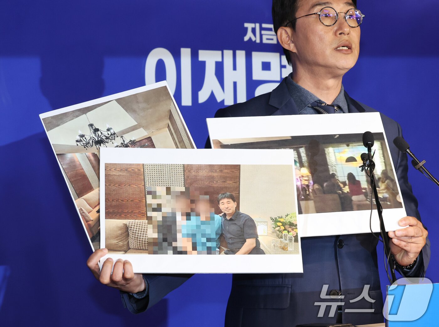본문 이미지 - 국회 과학기술정보방송통신위원회 소속 노종면 더불어민주당 의원이 19일 오후 서울 여의도 더불어민주당사에서 기자회견을 열고 지귀연 서울중앙지법 부장판사 룸살롱 출입 증거 사진을 공개하고 있다.2025.5.19/뉴스1 ⓒ News1 이재명 기자