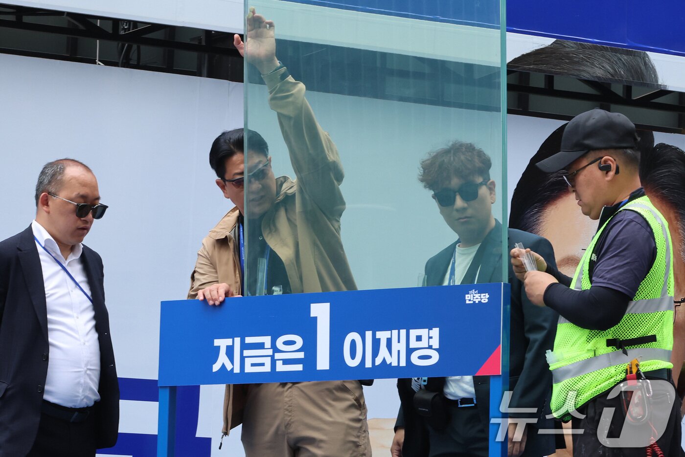 본문 이미지 - 19일 이재명 더불어민주당 대통령 후보의 집중 유세가 열리는 서울 용산역광장의 유세차에 관계자들이 방탄유리를 설치하고 있다. &#40;공동취재&#41; 2025.5.19/뉴스1 ⓒ News1 안은나 기자