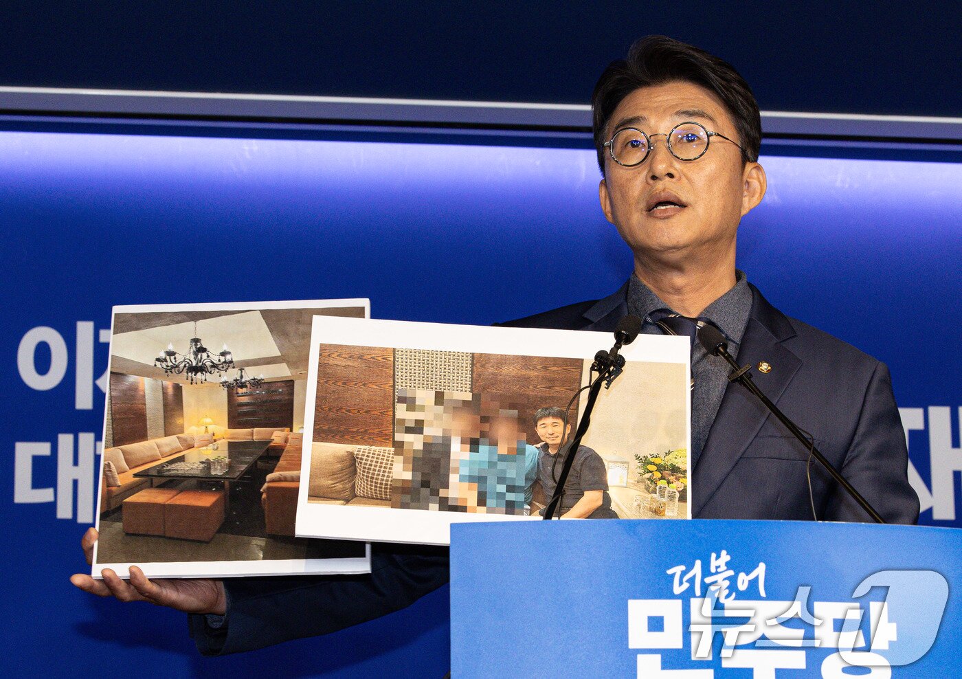 본문 이미지 - 노종면 더불어민주당 선거대책위위19일 오후 서울 여의도 더불어민주당사에서 기자회견을 열고 지귀연 서울중앙지법 부장판사 룸살롱 출입 증거 사진을 공개하고 있다. 2025.5.19/뉴스1 ⓒ News1 이재명 기자