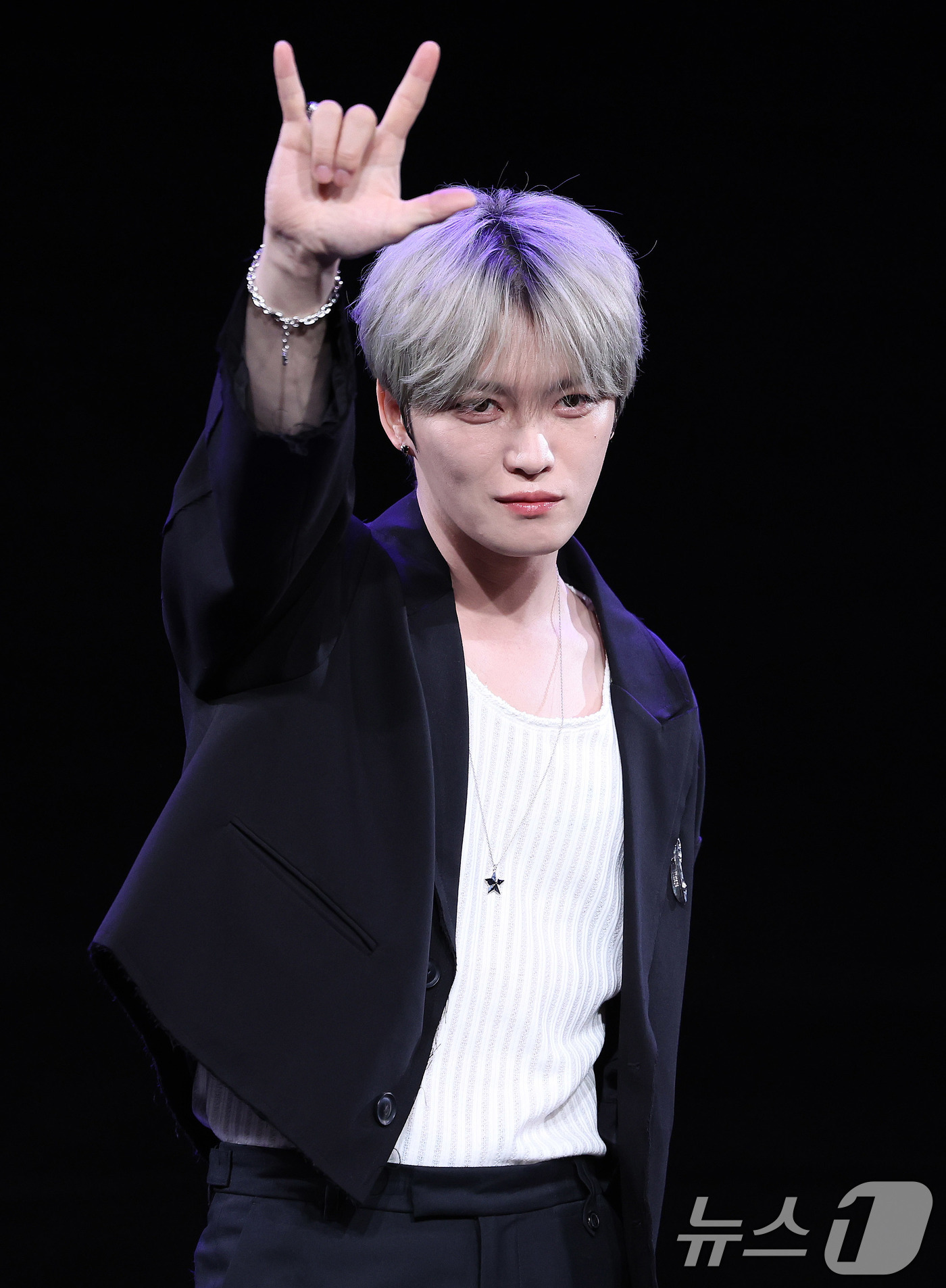 (서울=뉴스1) 박지혜 기자 = 김재중이 19일 오후 서울 상암동 MBC 골든마우스홀에서 열린 EP '뷰티 인 카오스'(Beauty in Chaos) 발매 기념 기자간담회에서 포즈 …