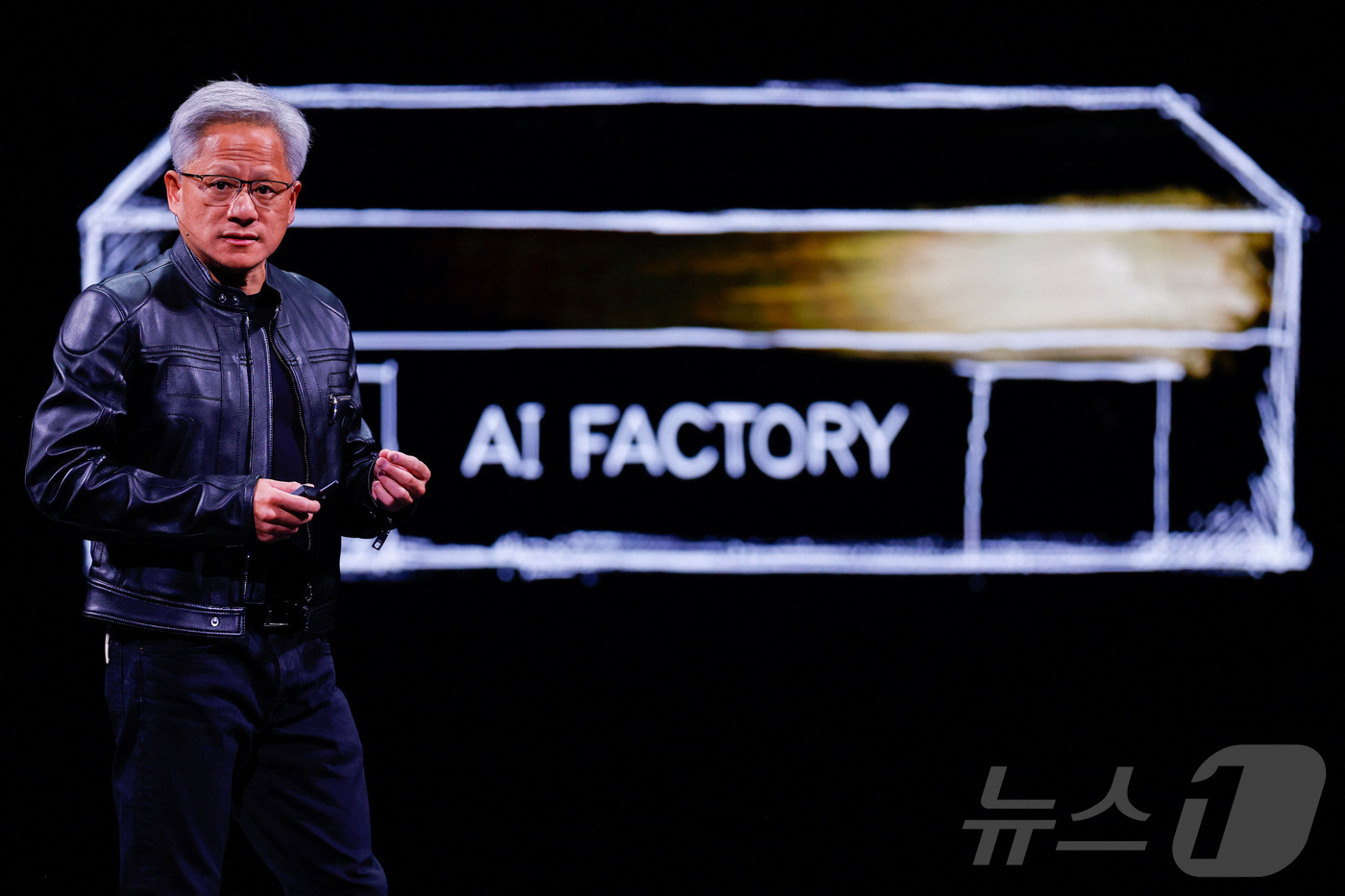 (타이베이 로이터=뉴스1) 최종일 선임기자 = 젠슨 황 엔비디아 최고경영자(CEO)가 19일 대만 타이베이서 '컴퓨텍스 2025’ 개막에 앞서 기조 연설을 하고 있다. 아시아 최대 …