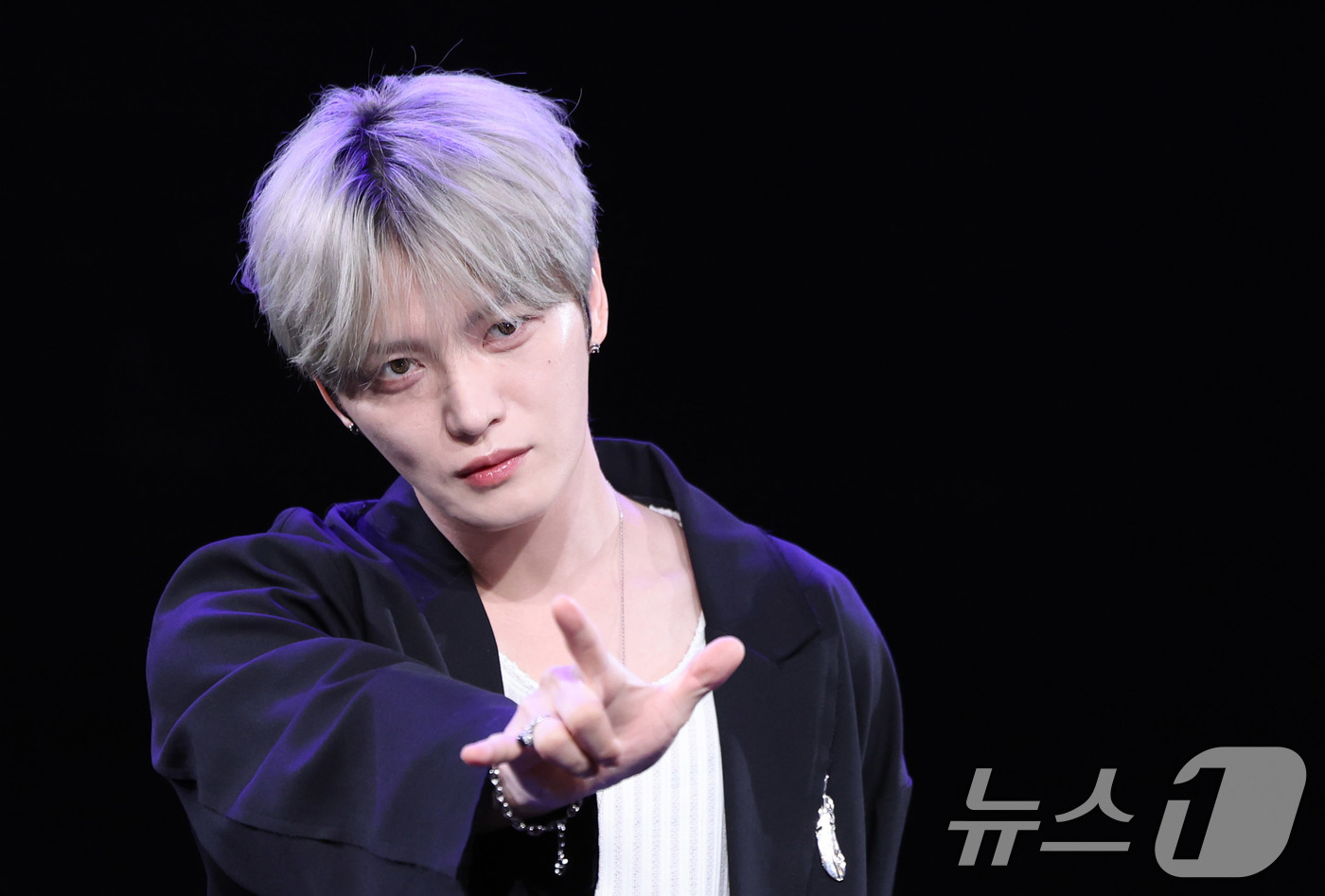 (서울=뉴스1) 박지혜 기자 = 김재중이 19일 오후 서울 상암동 MBC 골든마우스홀에서 열린 EP '뷰티 인 카오스'(Beauty in Chaos) 발매 기념 기자간담회에서 포즈 …