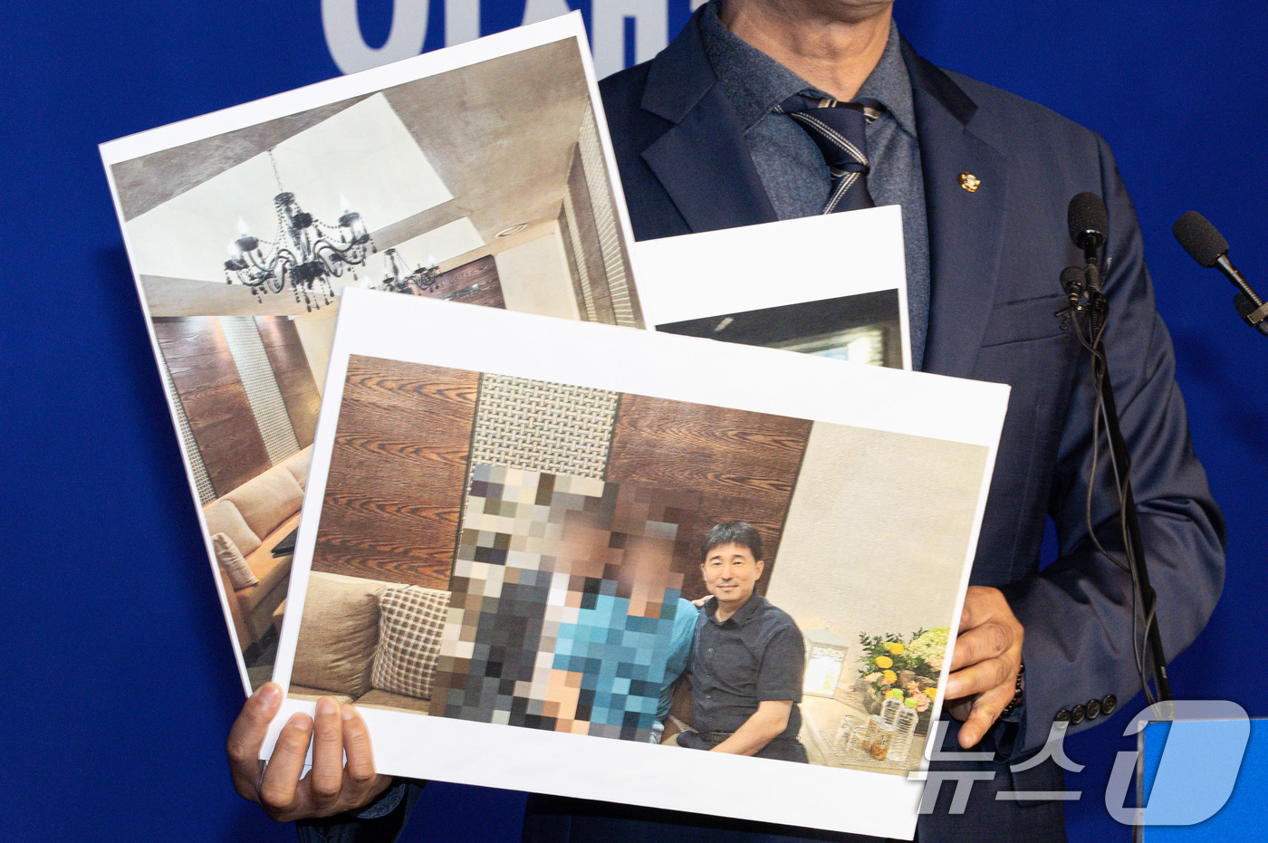 (서울=뉴스1) 이재명 기자 = 노종면 더불어민주당 선거대책위원회 대변인이 19일 오후 서울 여의도 더불어민주당사에서 기자회견을 열고 지귀연 서울중앙지법 부장판사 룸살롱 출입 증거 …