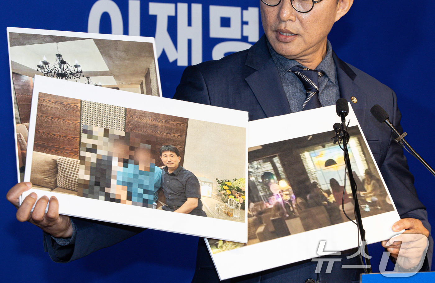 (서울=뉴스1) 이재명 기자 = 노종면 더불어민주당 선거대책위원회 대변인이 19일 오후 서울 여의도 더불어민주당사에서 기자회견을 열고 지귀연 서울중앙지법 부장판사 룸살롱 출입 증거 …