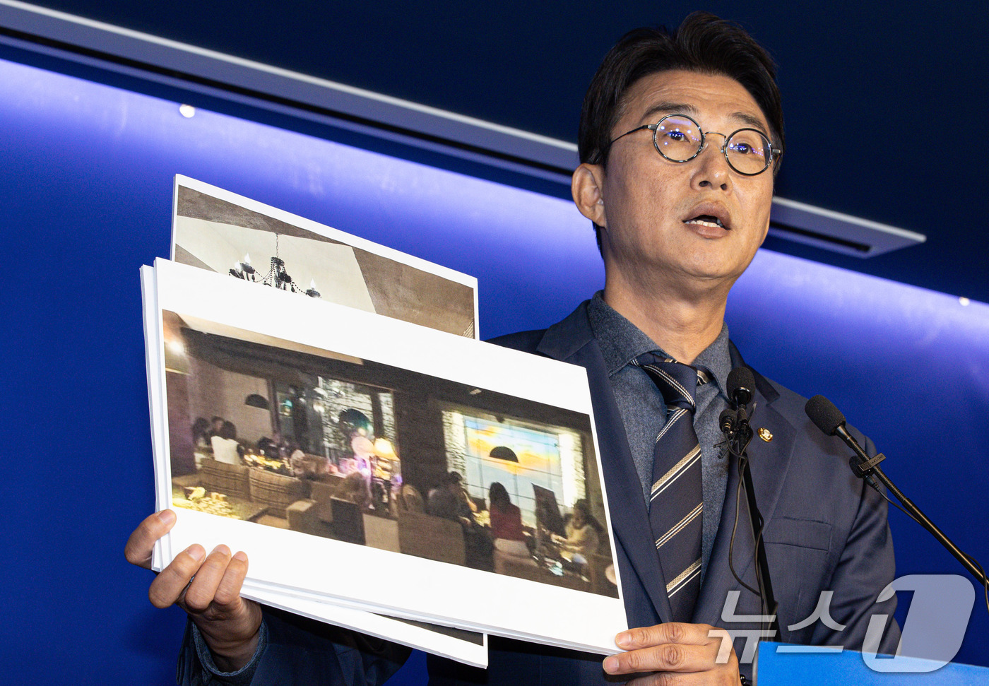(서울=뉴스1) 이재명 기자 = 노종면 더불어민주당 선거대책위원회 대변인이 19일 오후 서울 여의도 더불어민주당사에서 기자회견을 열고 지귀연 서울중앙지법 부장판사 룸살롱 출입 증거 …