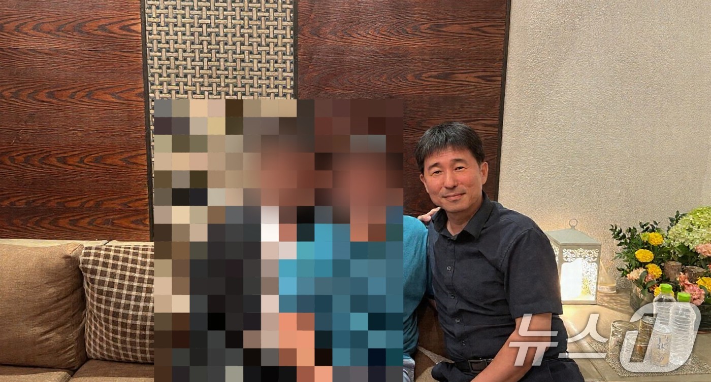 (서울=뉴스1) = 더불어민주당은 19일 윤석열 전 대통령의 내란 우두머리 혐의 재판을 담당하고 있는 지귀연 서울중앙지법 부장판사의 룸살롱 접대 의혹과 관련한 사진을 공개했다.노종 …