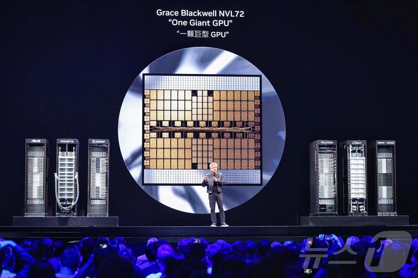 본문 이미지 - 젠슨 황 엔비디아 CEO 컴퓨텍스 2025 기조연설 ⓒ AFP=뉴스1