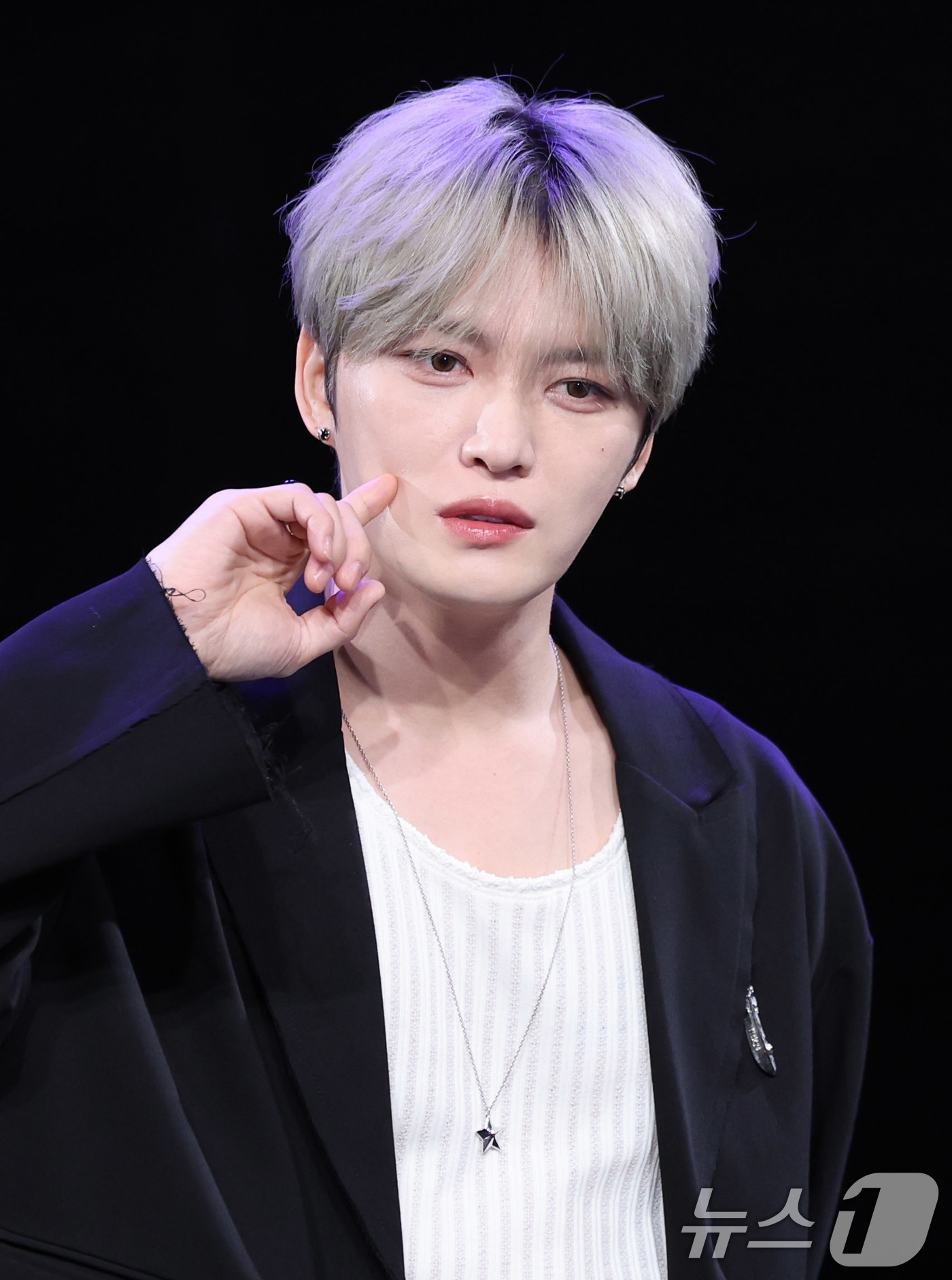 (서울=뉴스1) 박지혜 기자 = 김재중이 19일 오후 서울 상암동 MBC 골든마우스홀에서 열린 EP '뷰티 인 카오스'(Beauty in Chaos) 발매 기념 기자간담회에서 포즈 …