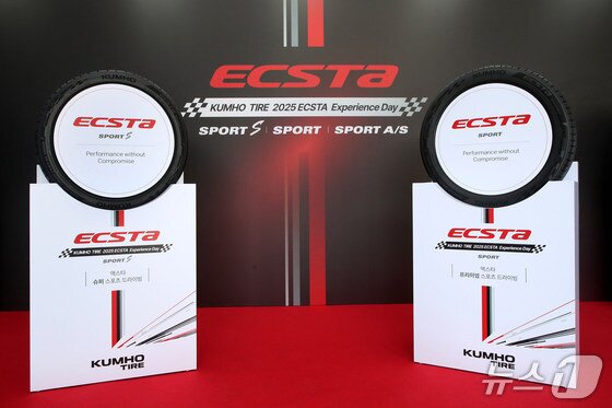 본문 이미지 - 금호타이어가 지난달 15일 경기 용인 AMG 스피드웨이에서 공개한 초고성능 타이어 &#39;엑스타 스포츠 S&#39;&#40;왼쪽&#41;와 &#39;엑스타 스포츠&#39;&#40;오른쪽&#41;의 모습&#40;금호타이어 제공&#41;&lt;자료사진&gt;. 2025.04.15.