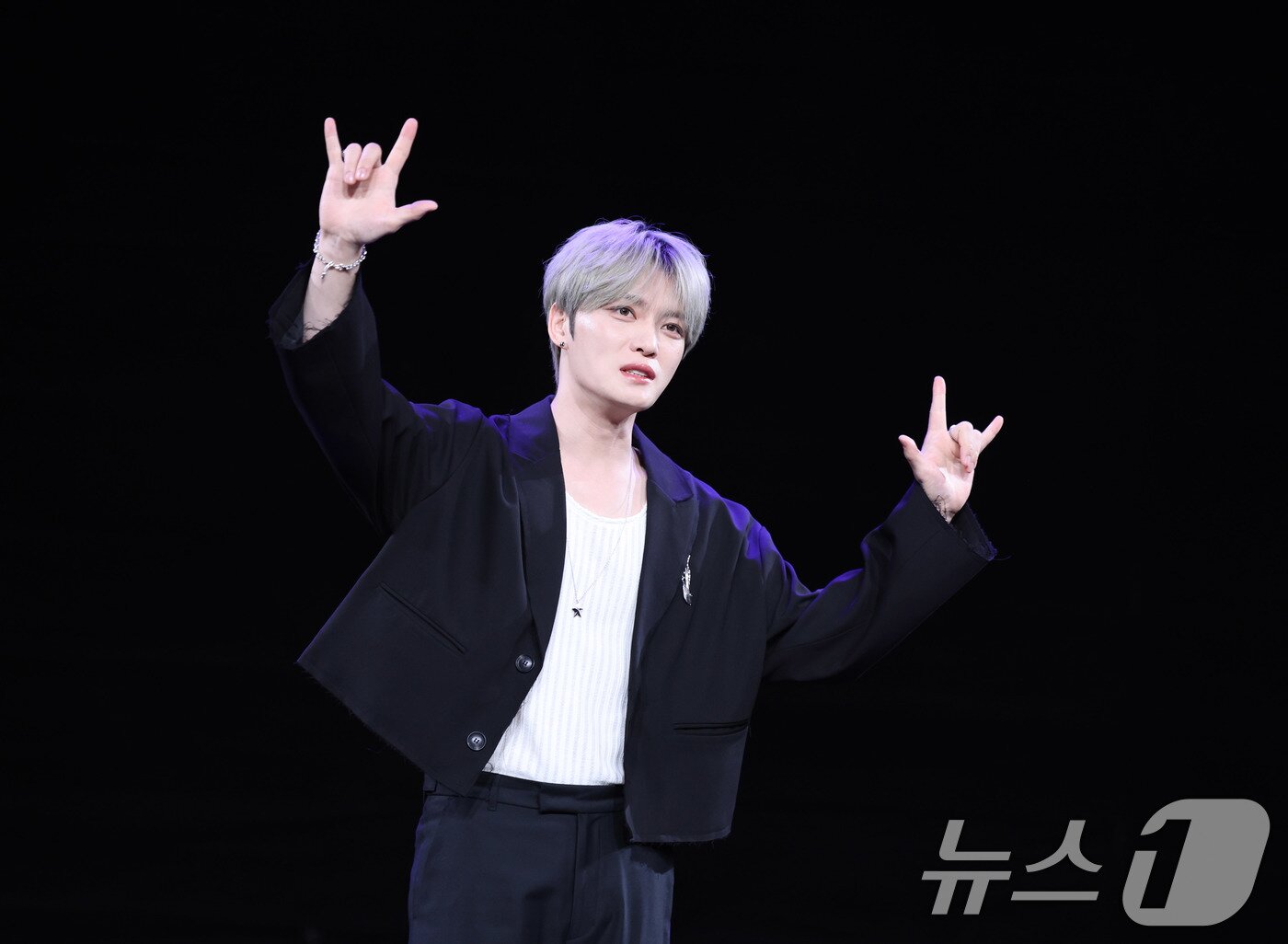 본문 이미지 - 김재중이 19일 오후 서울 상암동 MBC 골든마우스홀에서 열린 EP '뷰티 인 카오스'(Beauty in Chaos) 발매 기념 기자간담회에서 포즈를 취하고 있다. 2025.5.19/뉴스1 ⓒ News1 박지혜 기자