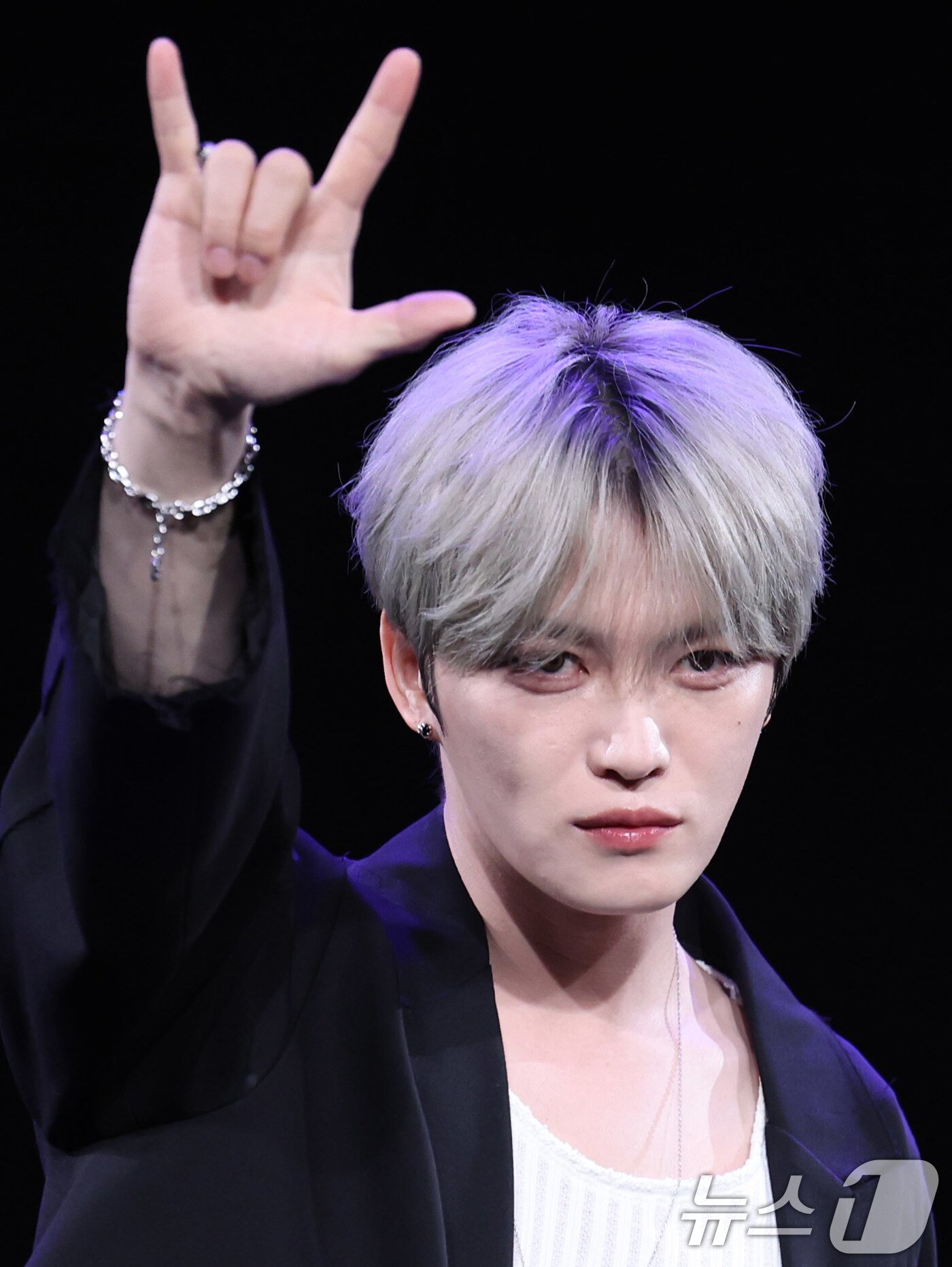 본문 이미지 - 김재중이 19일 오후 서울 상암동 MBC 골든마우스홀에서 열린 EP '뷰티 인 카오스'(Beauty in Chaos) 발매 기념 기자간담회에서 포즈를 취하고 있다. 2025.5.19/뉴스1 ⓒ News1 박지혜 기자