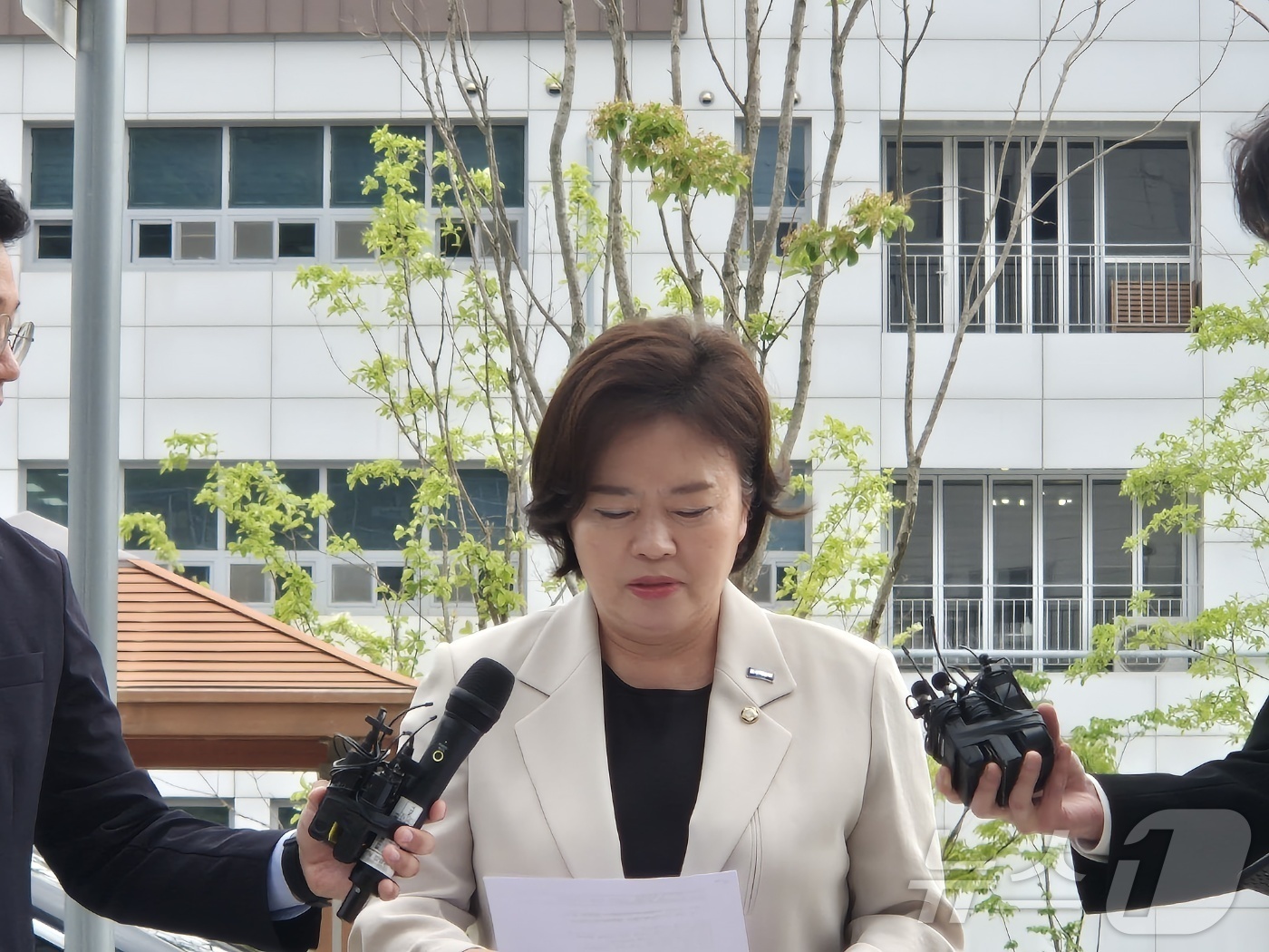 (의정부=뉴스1) 양희문 기자 = 정춘생 조국혁신당 의원이 19일 오후 경기도 의정부시 금오동 경기북부경찰청에서 기자회견을 열고 윤석열 전 대통령 처가가 운영하는 남양주 요양원 노 …