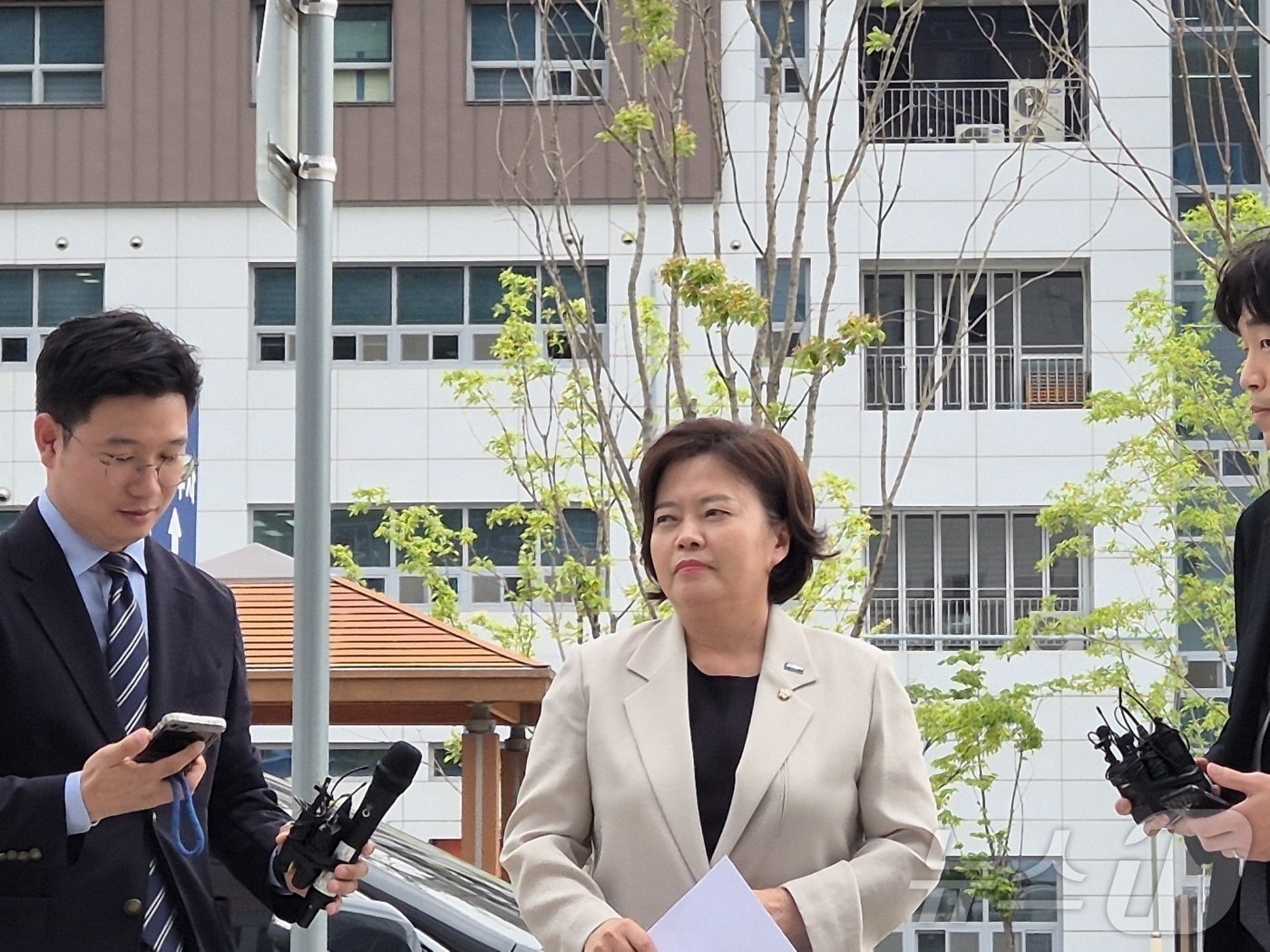 (의정부=뉴스1) 양희문 기자 = 정춘생 조국혁신당 의원이 19일 오후 경기도 의정부시 금오동 경기북부경찰청에서 기자회견을 열고 윤석열 전 대통령 처가가 운영하는 남양주 요양원 노 …
