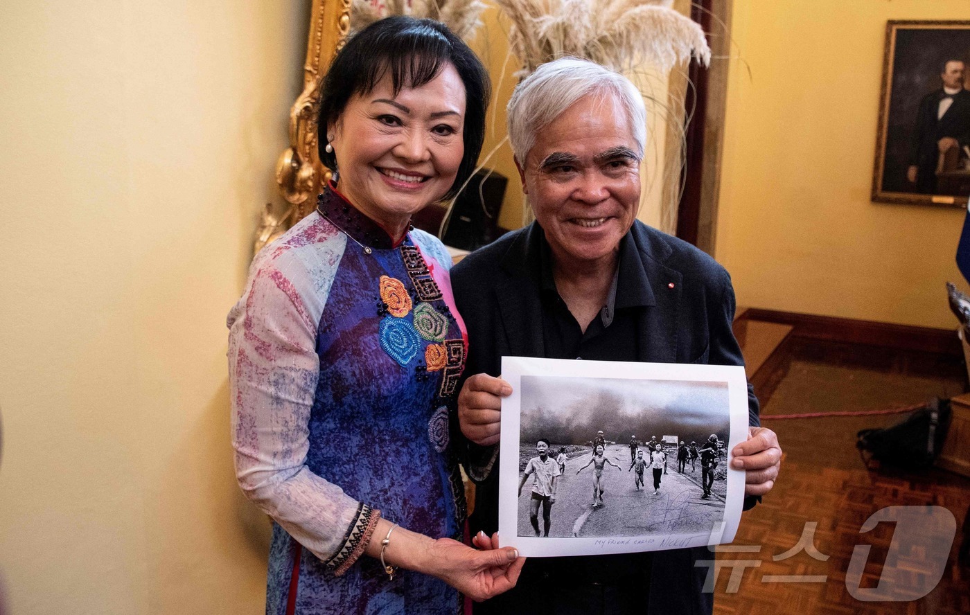(산호세 AFP=뉴스1) 권영미 기자 = '네이팜탄 소녀'로 알려진 베트남 전쟁 생존자 판 티 킴 푹이 자신의 사진을 찍은 것으로 알려진 닉 웃과 2023년 4월12일 코스타리카 …