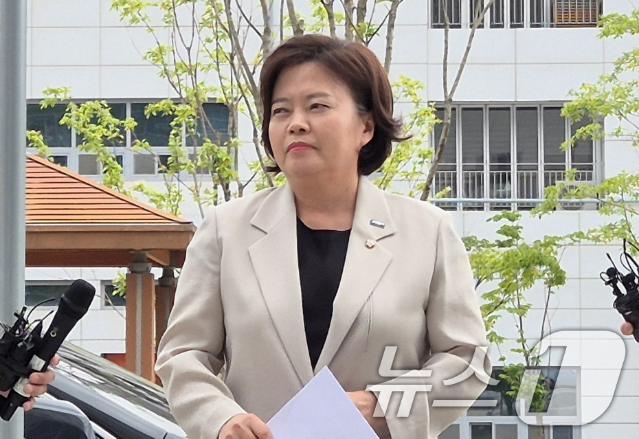 (의정부=뉴스1) 양희문 기자 = 정춘생 조국혁신당 의원이 19일 오후 경기도 의정부시 금오동 경기북부경찰청에서 기자회견을 열고 윤석열 전 대통령 처가가 운영하는 남양주 요양원 노 …