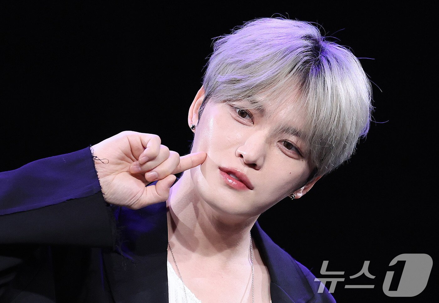 본문 이미지 - 김재중이 19일 오후 서울 상암동 MBC 골든마우스홀에서 열린 EP '뷰티 인 카오스'(Beauty in Chaos) 발매 기념 기자간담회에서 포즈를 취하고 있다. 2025.5.19/뉴스1 ⓒ News1 박지혜 기자