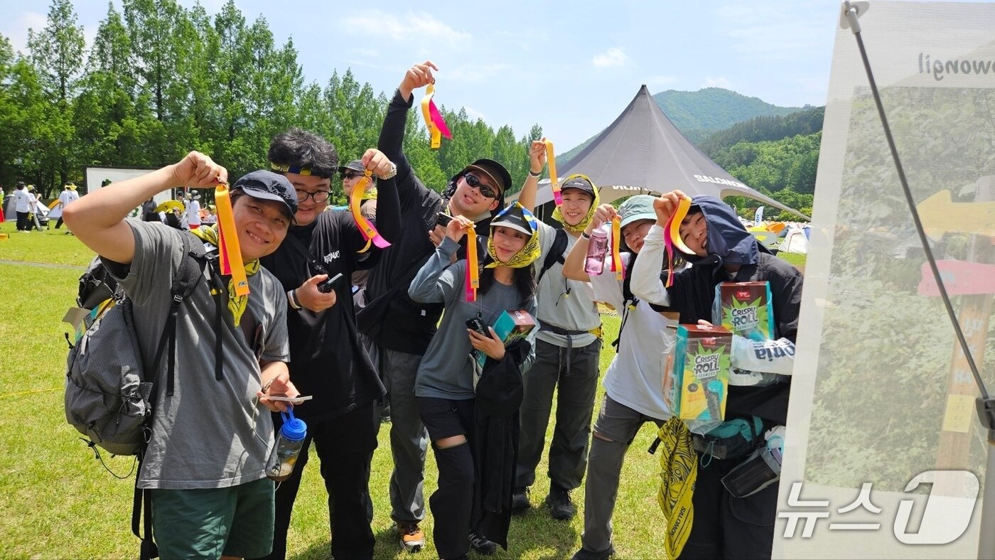 본문 이미지 - 전북 진안군 주천생태공원 일원에서 개최된 ‘OTT 파인드 2025 진안’ 참가자들이 리본을 들어 보이고 있다.(진안군제공. 재판매 및 DB금지)2025.5.19/뉴스