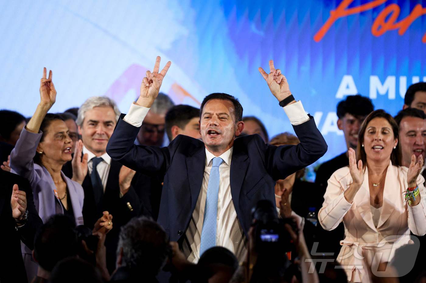 (리스본 AFP=뉴스1) 최종일 선임기자 = 루이스 몬테네그루 포르투갈 총리가 19일(현지 시간) 리스본에서 조기 총선 승리를 기뻐하고 있다. 전날 치러진 포르투갈 총선에서 몬테네 …