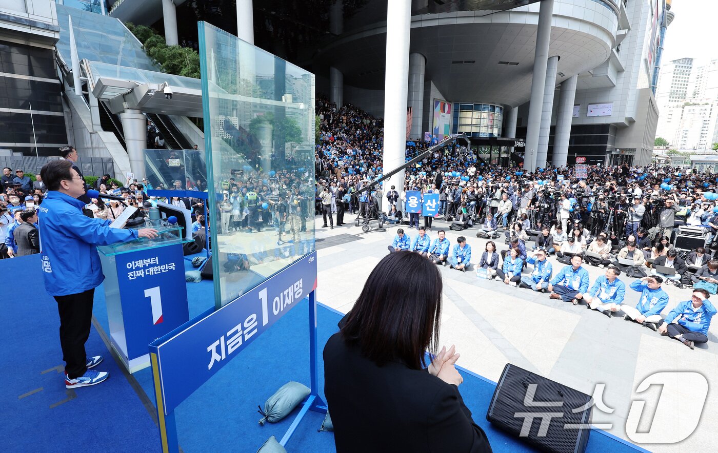 본문 이미지 - 이재명 더불어민주당 대통령 후보가 19일 오후 집중유세차 서울 용산역 광장을 찾아 유권자들을 향해 지지를 호소하고 있다. 2025.5.19/뉴스1 ⓒ News1 안은나 기자