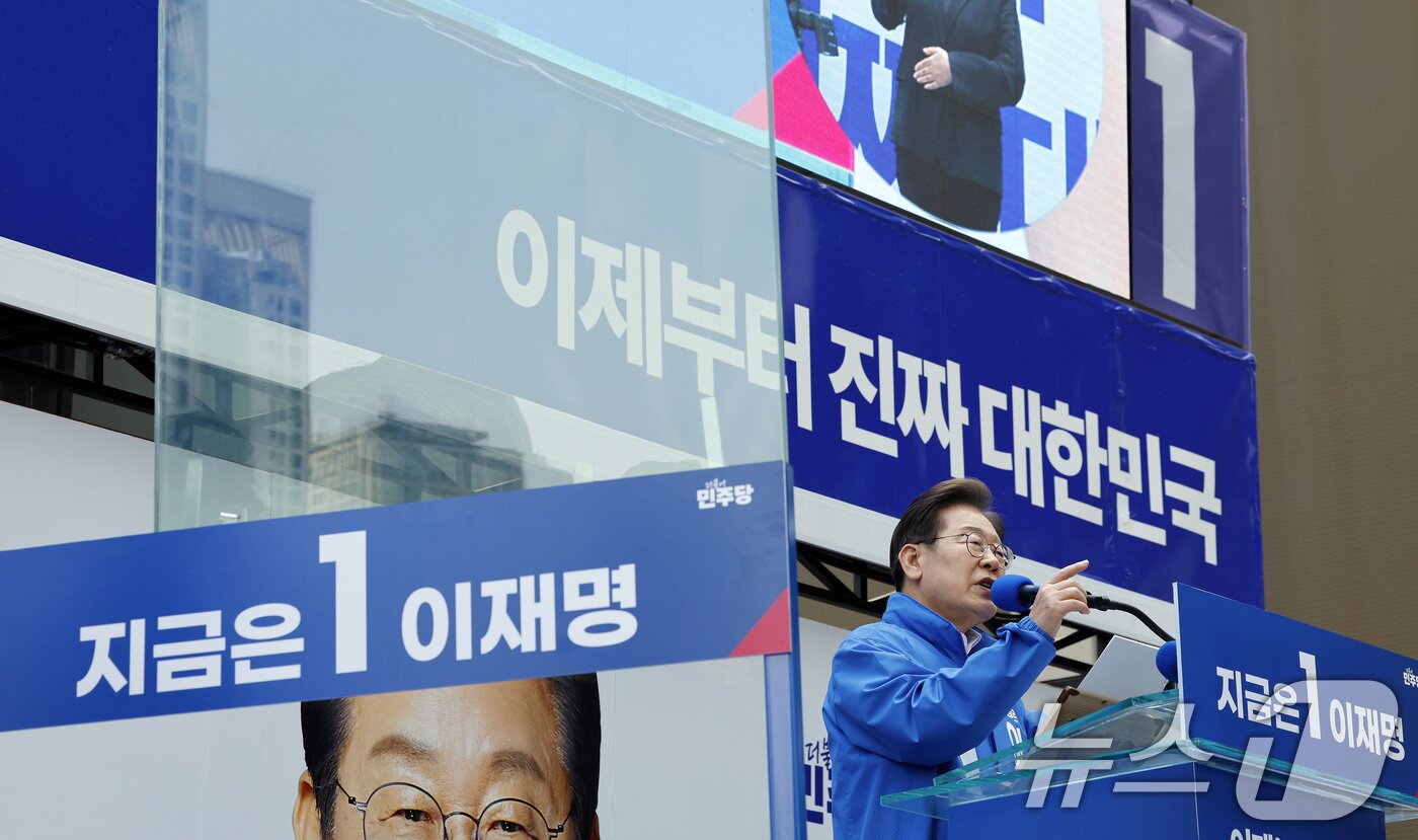 본문 이미지 - 이재명 더불어민주당 대통령 후보가 19일 오후 집중유세차 서울 용산역 광장을 찾아 유권자들을 향해 지지를 호소하고 있다. 2025.5.19/뉴스1 ⓒ News1 안은나 기자